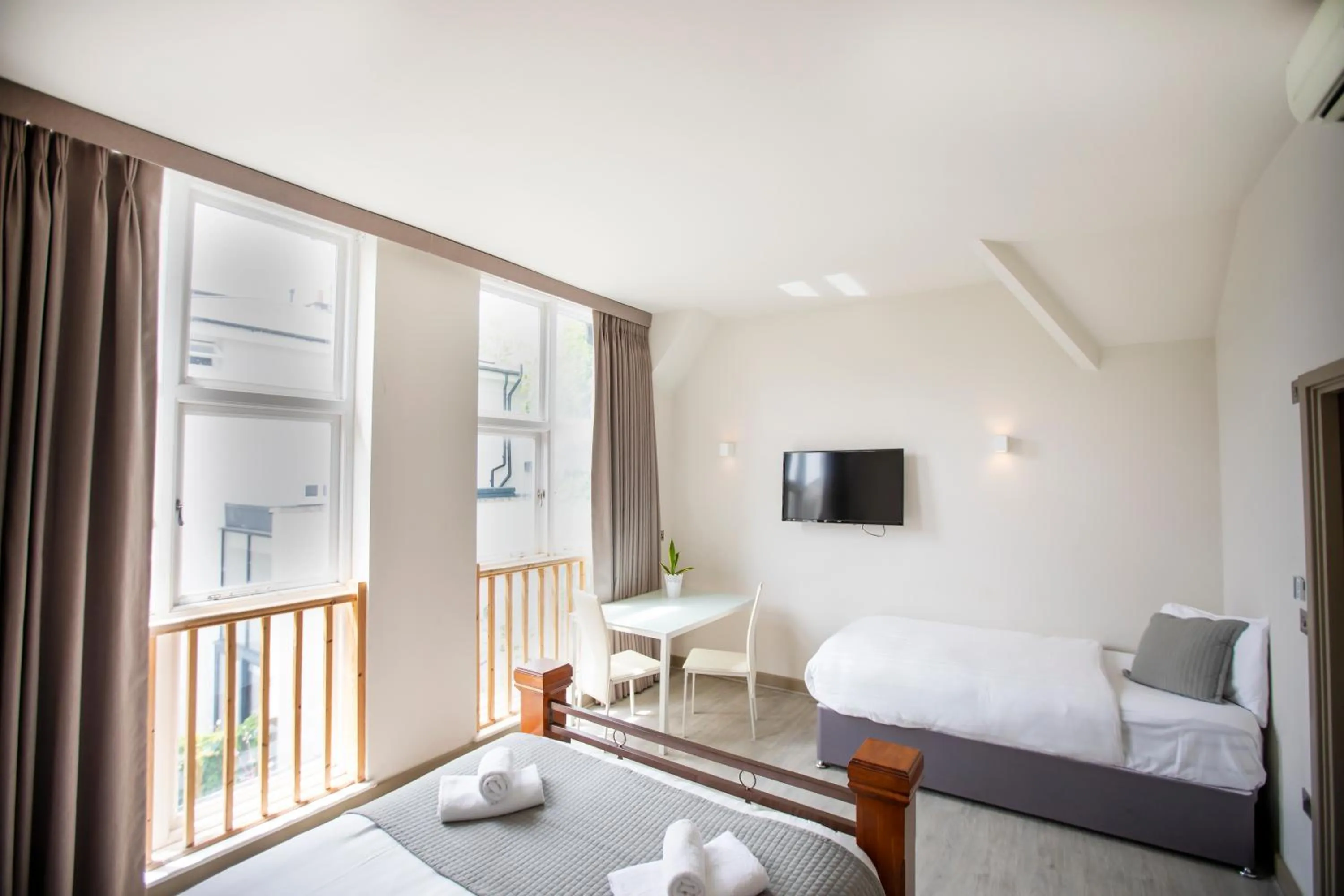 Bedroom, Bed in Arch Hotel