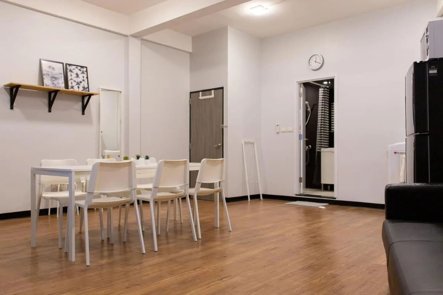 U4 Large 2 bed rooms full kitchen 200m to BTS