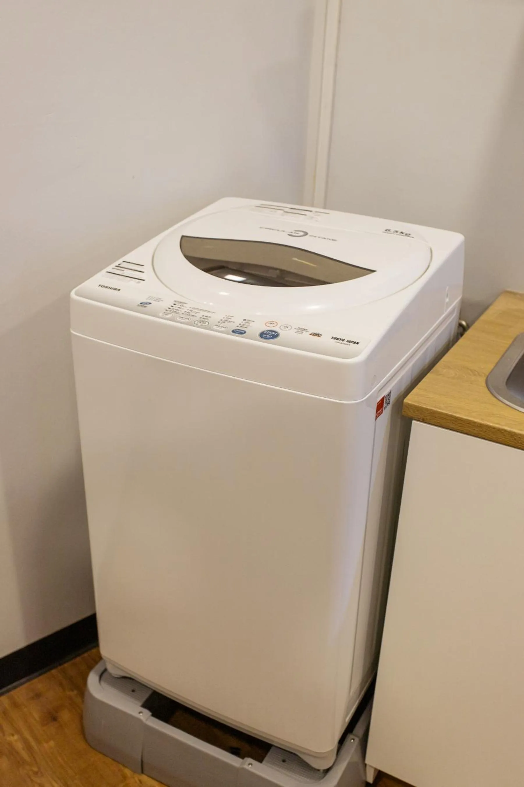 U4 Large 2 bed rooms full kitchen 200m to BTS