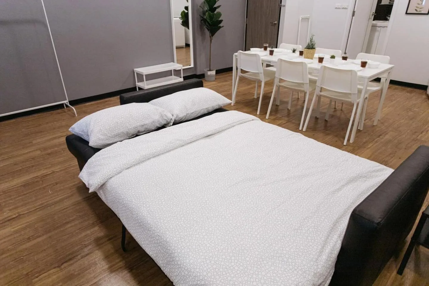 Bed in U4 Large 2 bed rooms full kitchen 200m to BTS