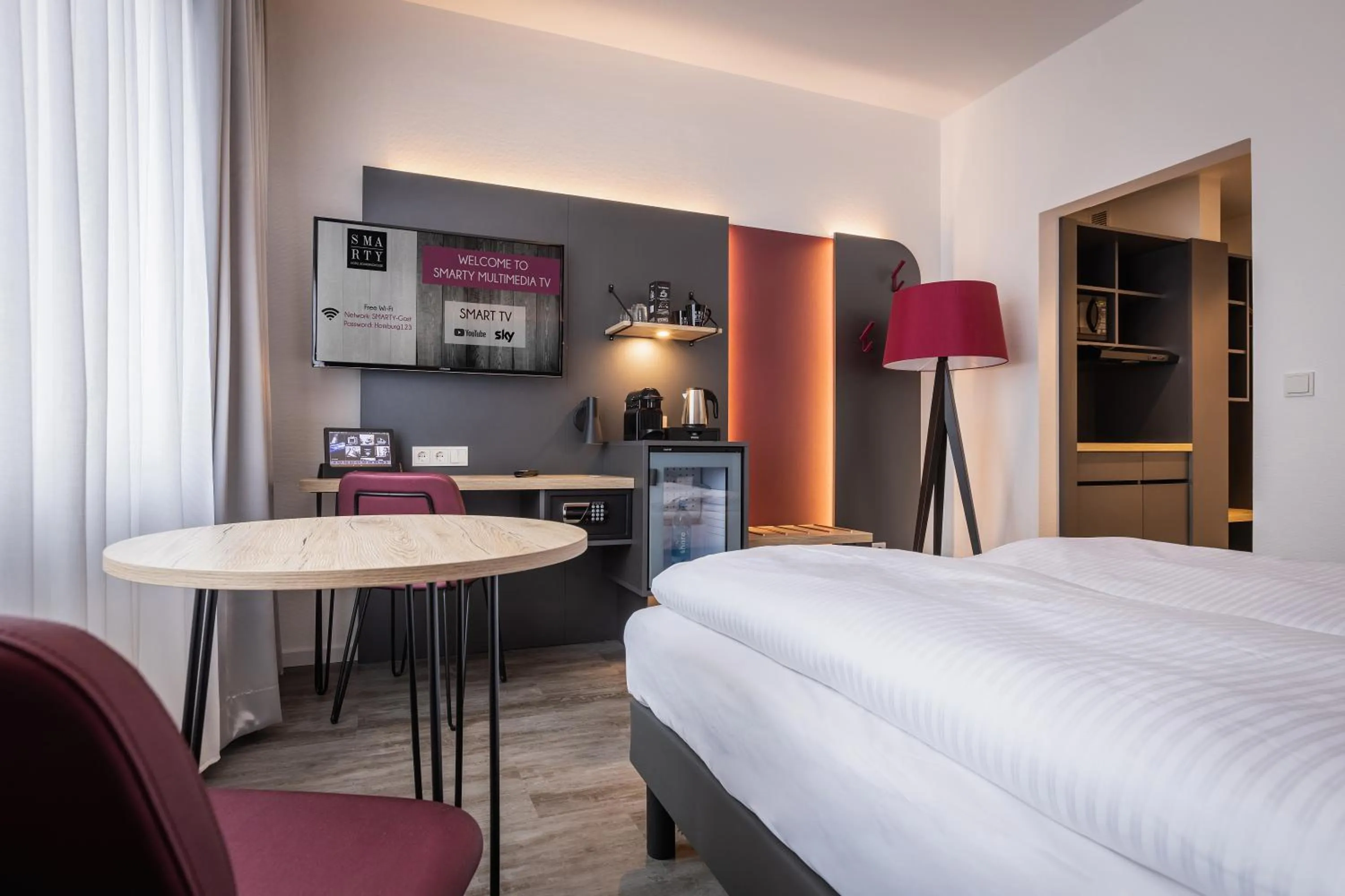 Photo of the whole room, Bed in SMARTY Hotel Euler Homburg, Saar - KONTAKTLOSER SELF CHECK-IN