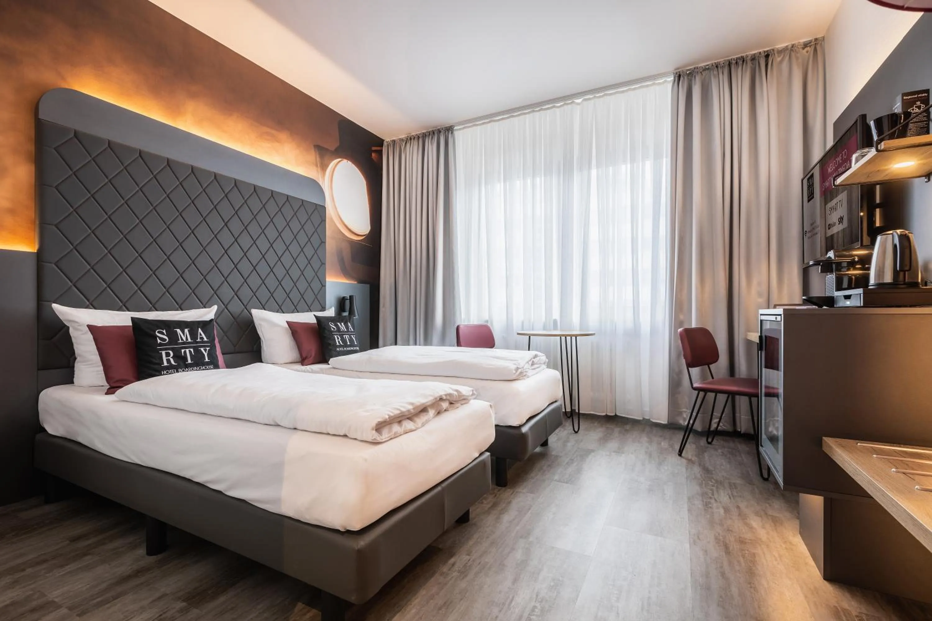 Photo of the whole room, Bed in SMARTY Hotel Euler Homburg, Saar - KONTAKTLOSER SELF CHECK-IN