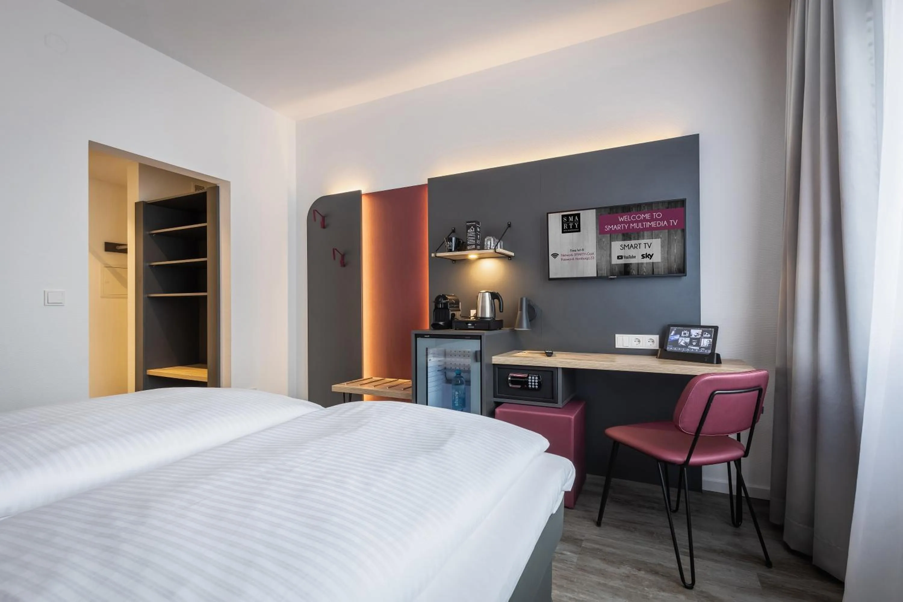 Photo of the whole room, Bed in SMARTY Hotel Euler Homburg, Saar - KONTAKTLOSER SELF CHECK-IN