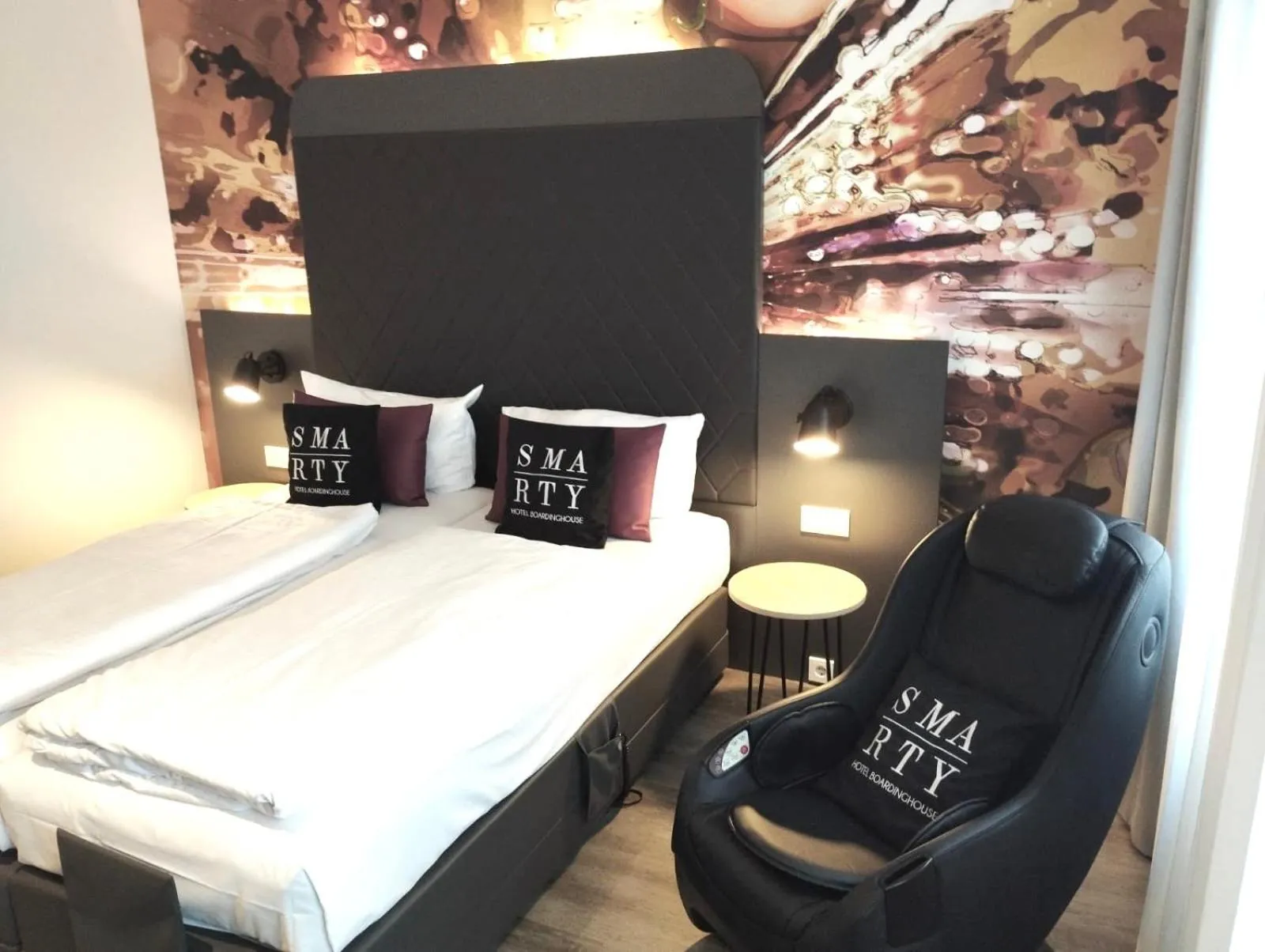 Photo of the whole room, Bed in SMARTY Hotel Euler Homburg, Saar - KONTAKTLOSER SELF CHECK-IN