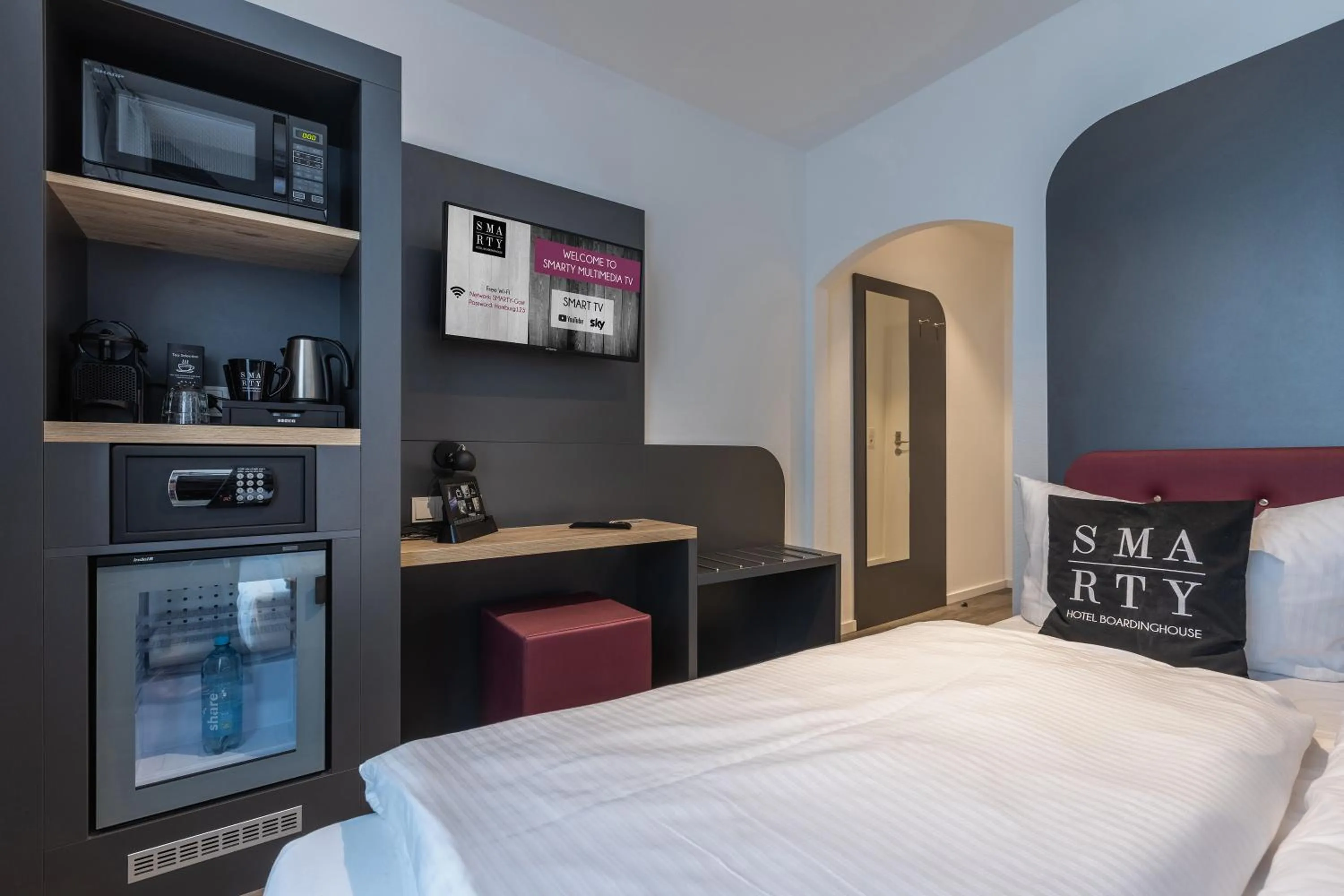 Photo of the whole room, Bed in SMARTY Hotel Euler Homburg, Saar - KONTAKTLOSER SELF CHECK-IN