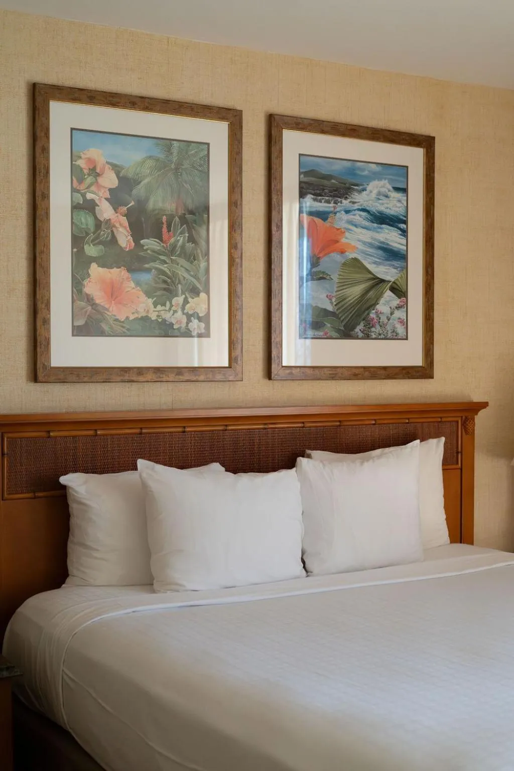 Bed in Waikiki Resort Hotel