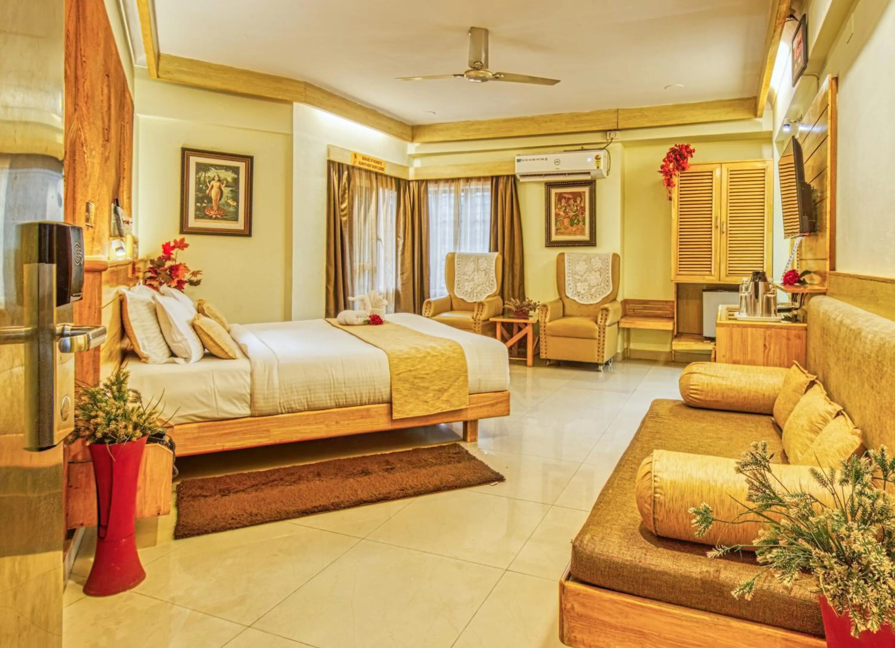 Photo of the whole room, Bed in Parklane Hotel