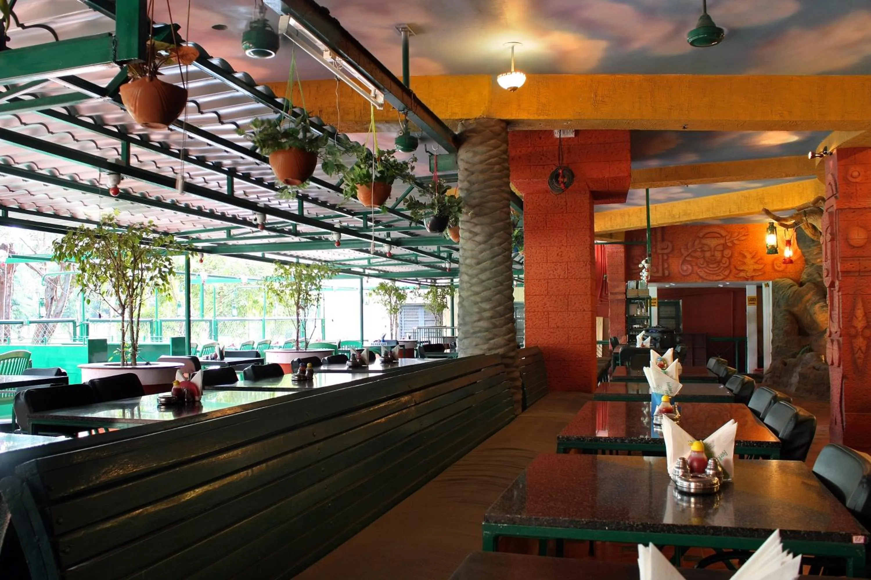 Restaurant/places to eat in Parklane Hotel