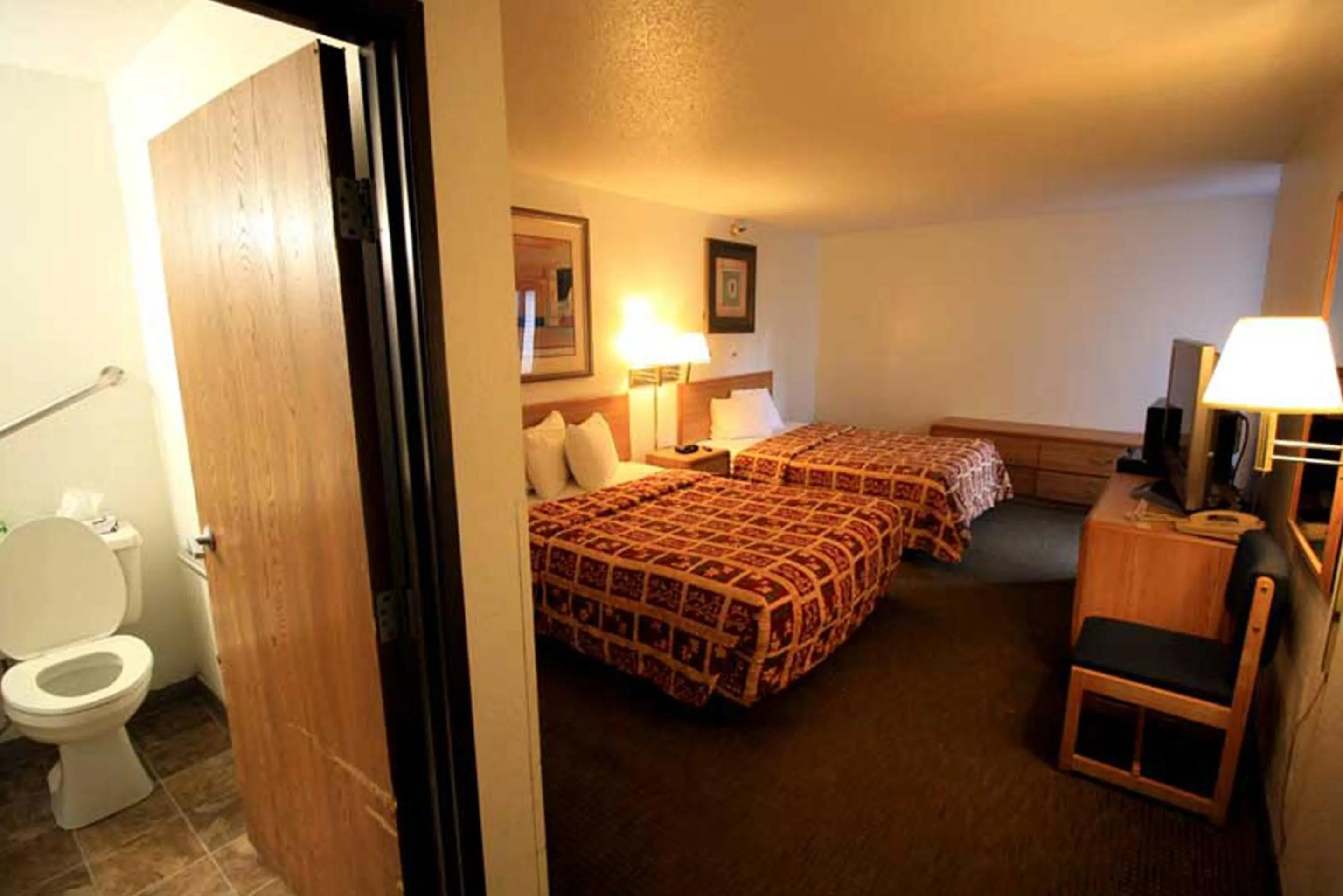 Bed in Norwood Inn and Suites - Minneapolis-St Paul Roseville