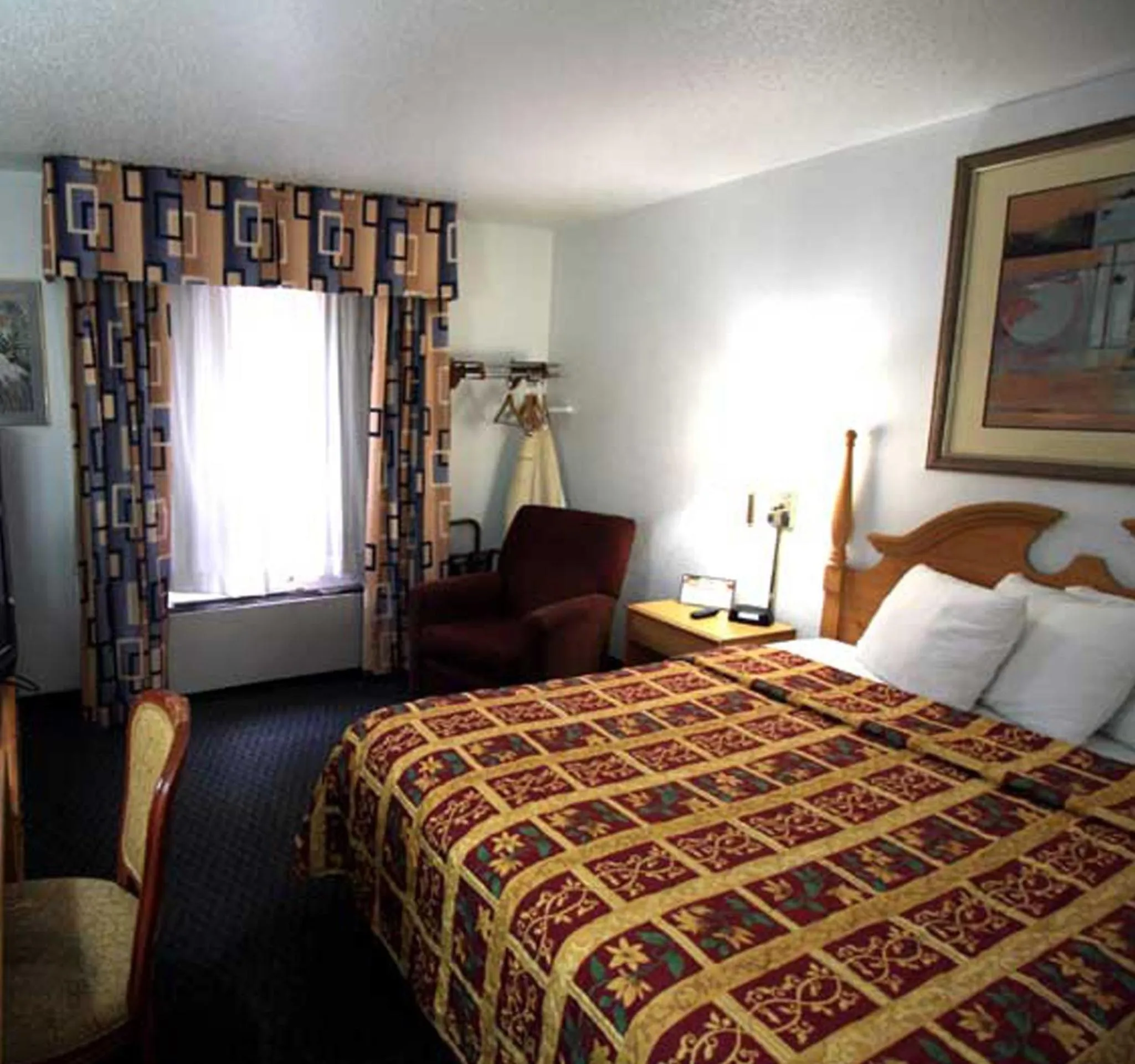 Bed in Norwood Inn and Suites - Minneapolis-St Paul Roseville