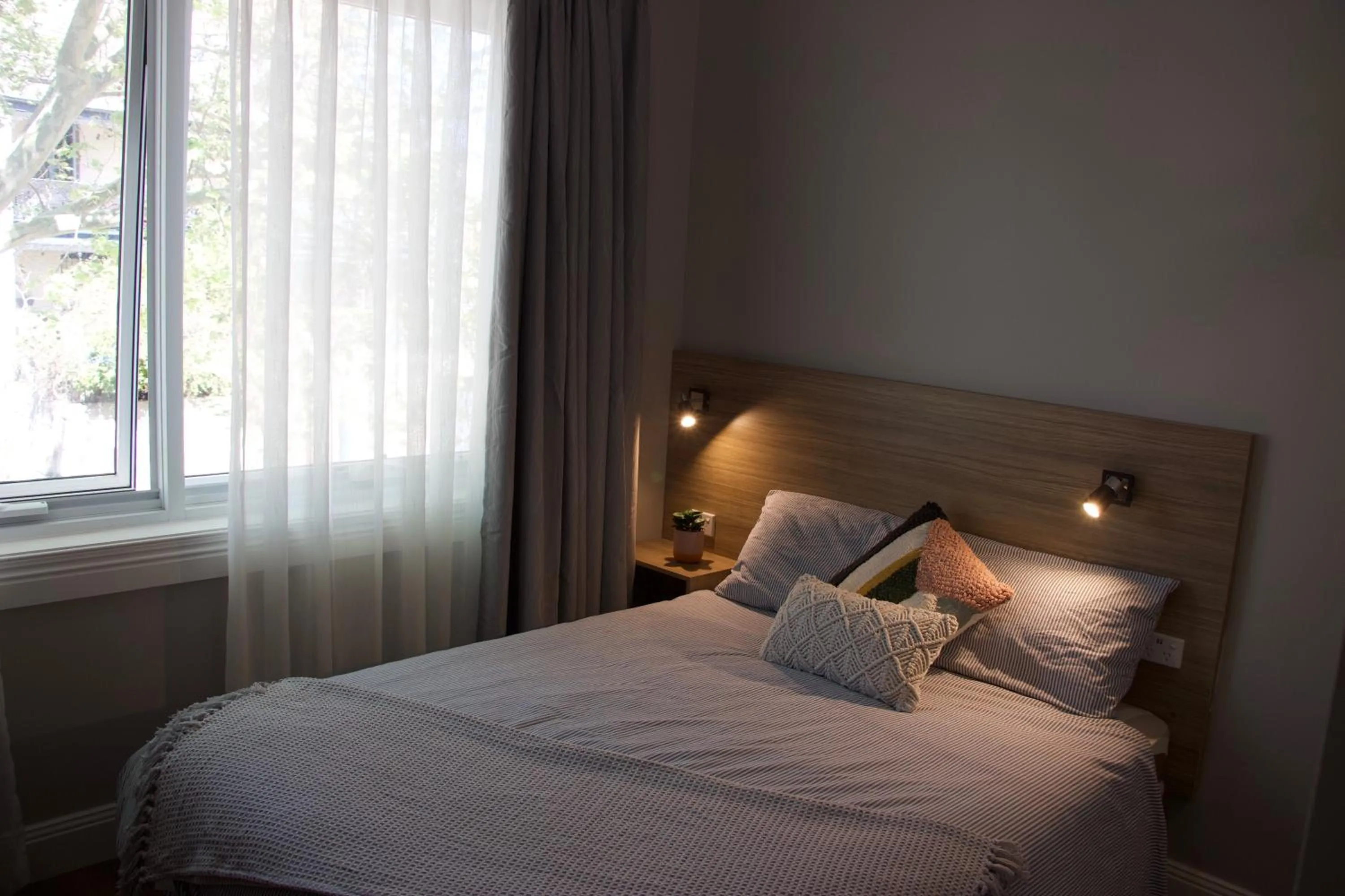 Bedroom, Bed in Carnarvon Lodge Kirribilli, Sydney