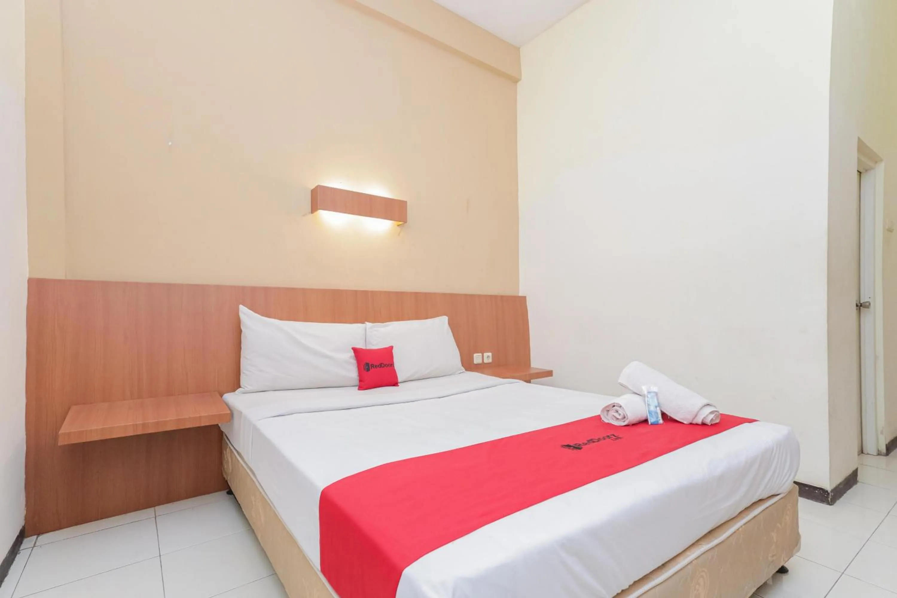 Bedroom, Bed in RedDoorz near Gubeng Station Surabaya