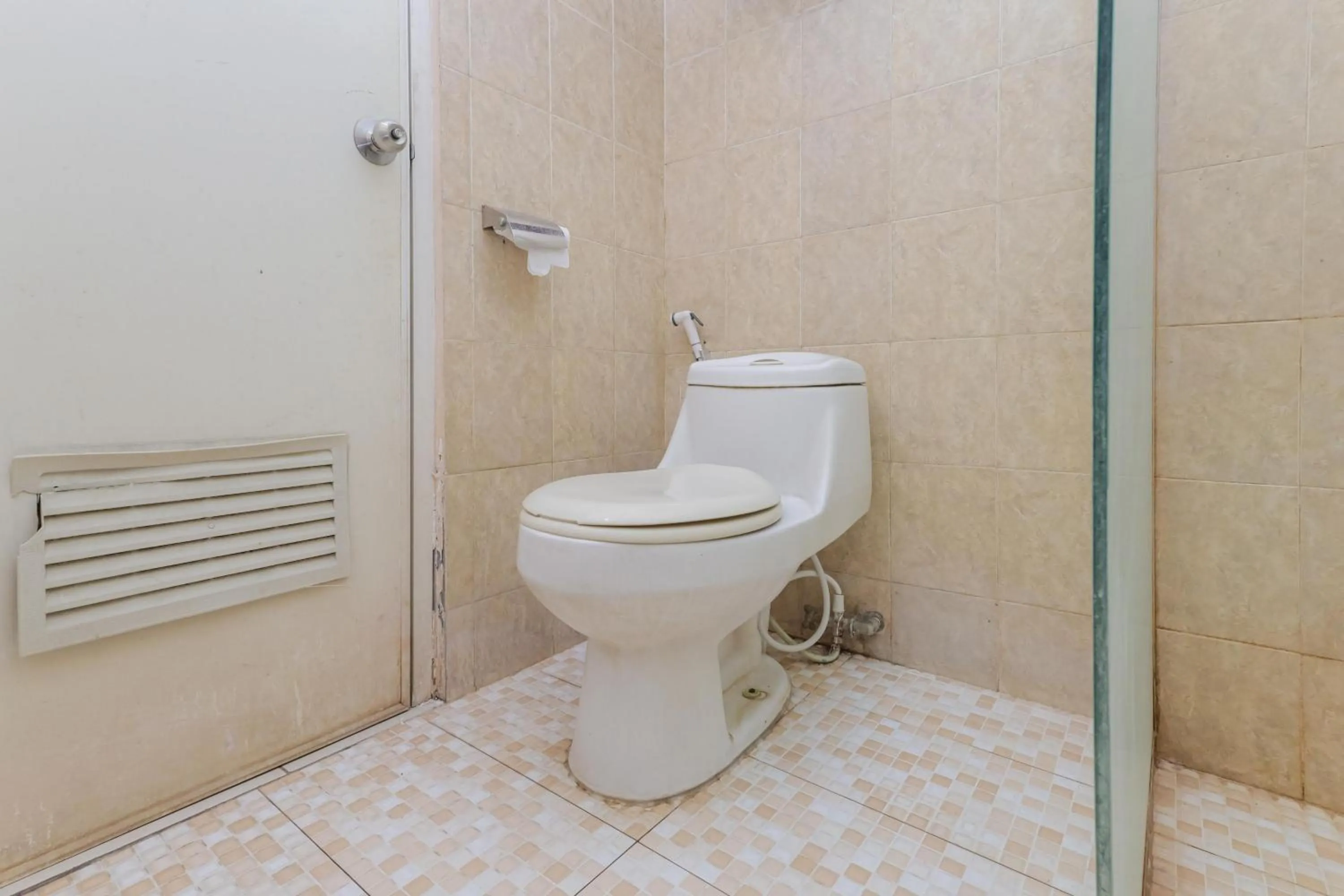 Bathroom in RedDoorz near Gubeng Station Surabaya