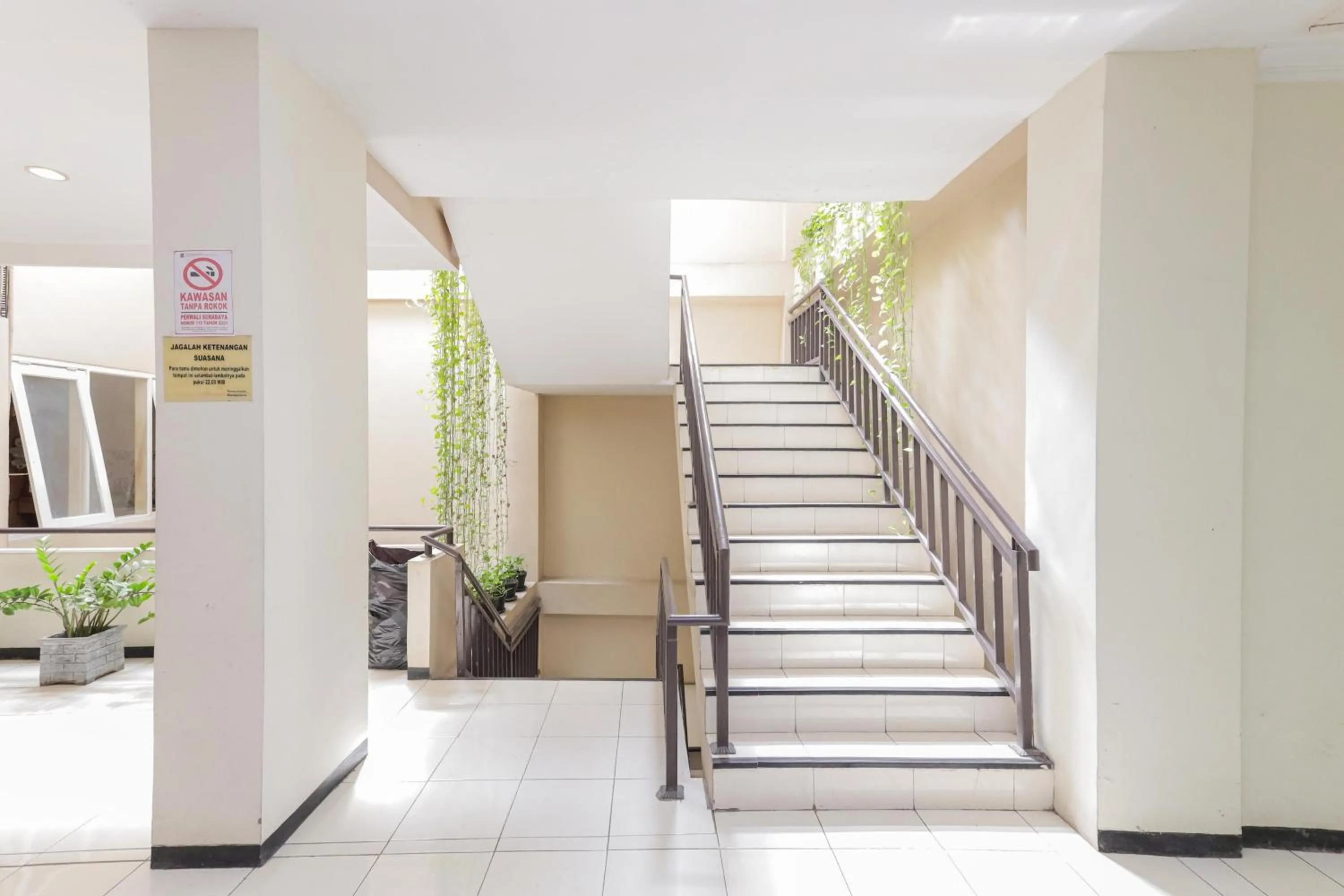 Property building in RedDoorz near Gubeng Station Surabaya