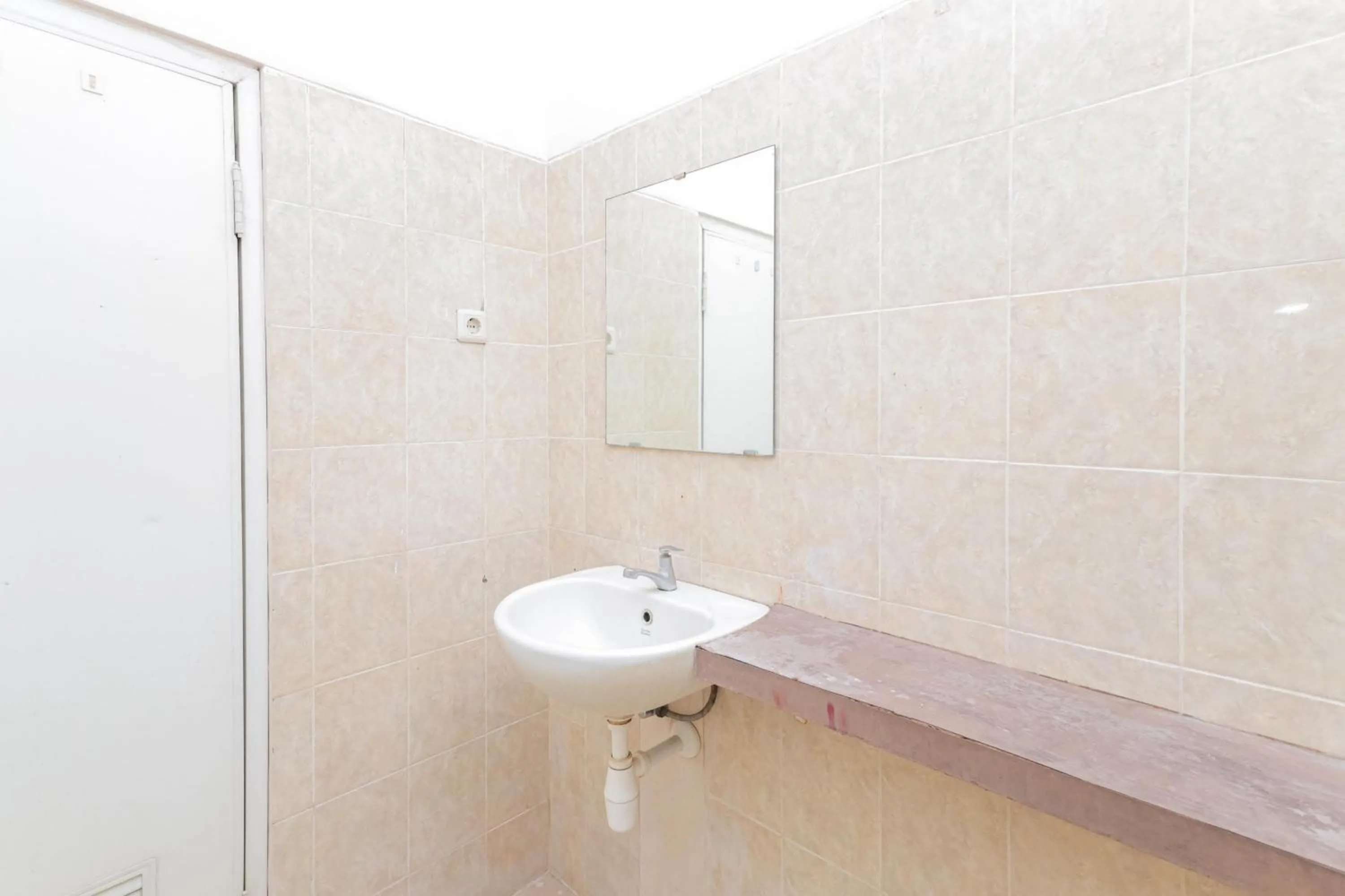 Bathroom in RedDoorz near Gubeng Station Surabaya