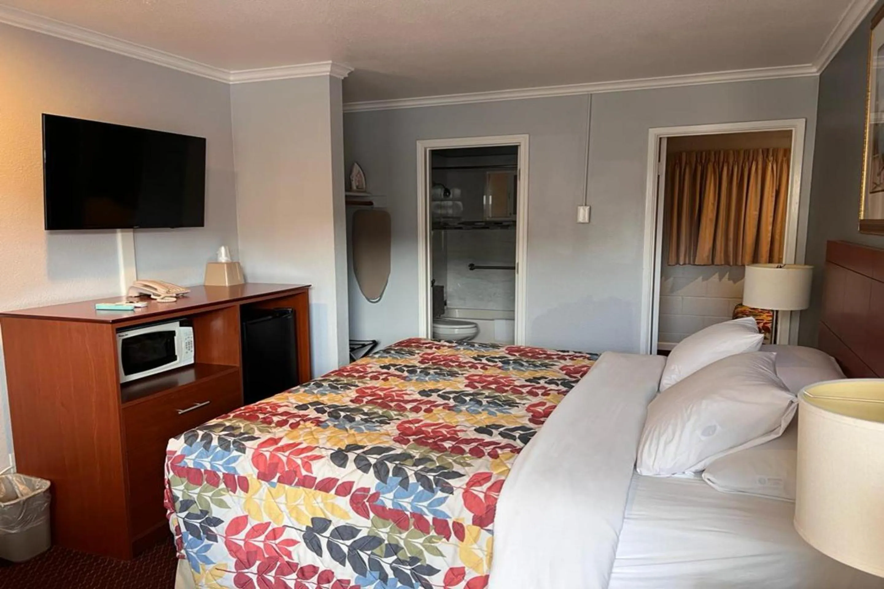 Bedroom, Bed in Islander Motel Santa Cruz CA