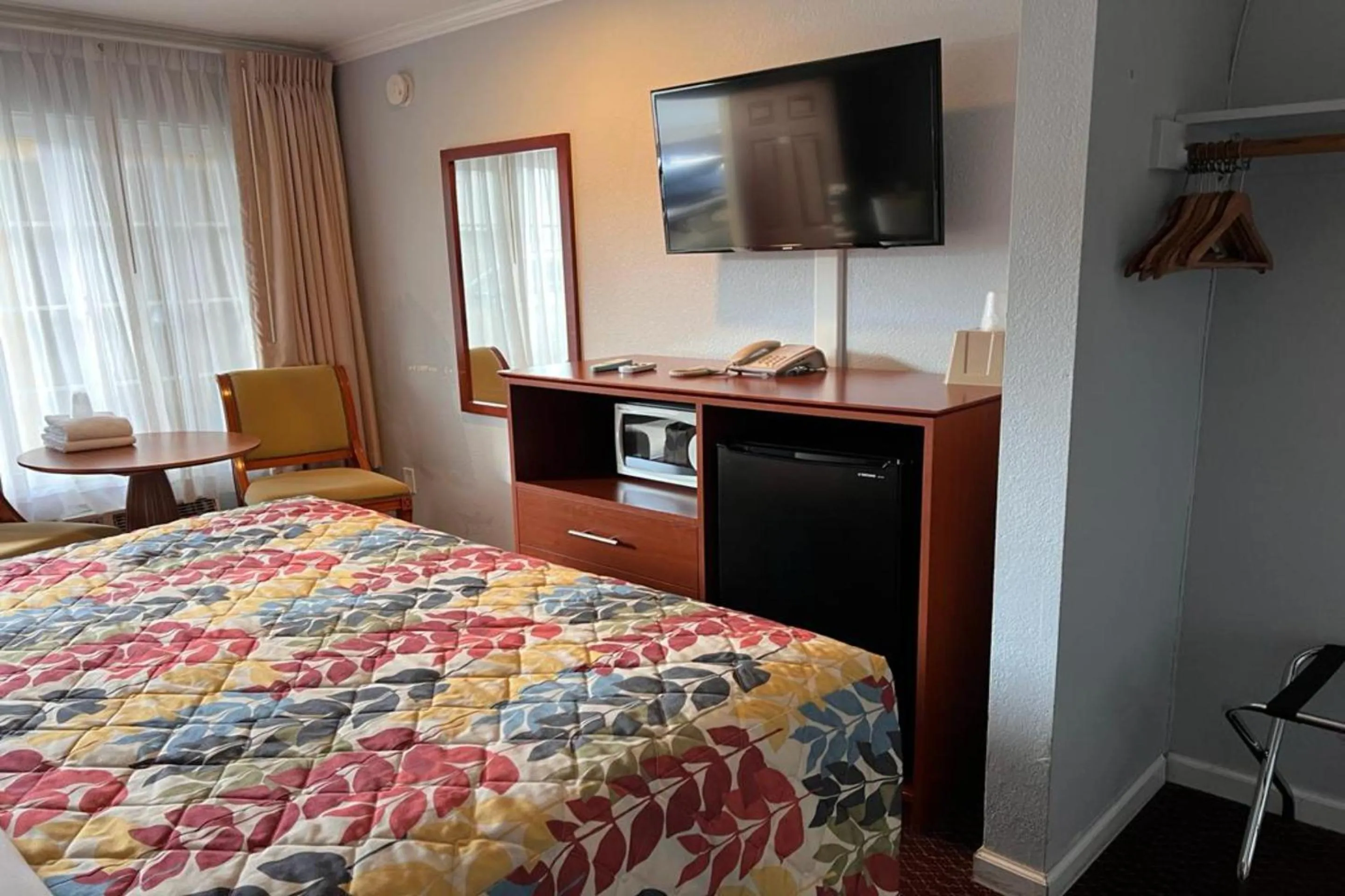 Bedroom, Bed in Islander Motel Santa Cruz CA