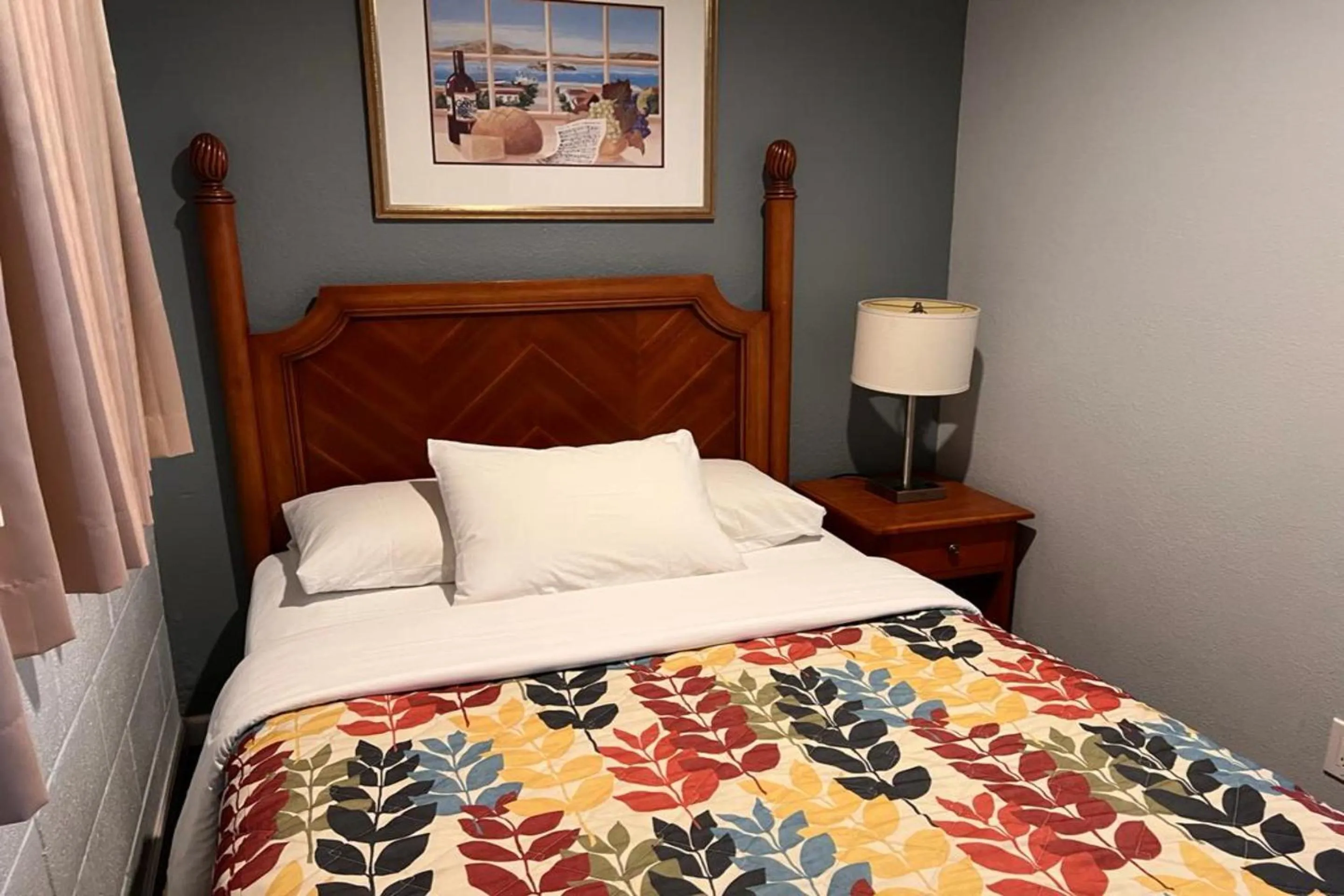 Bedroom, Bed in Islander Motel Santa Cruz CA