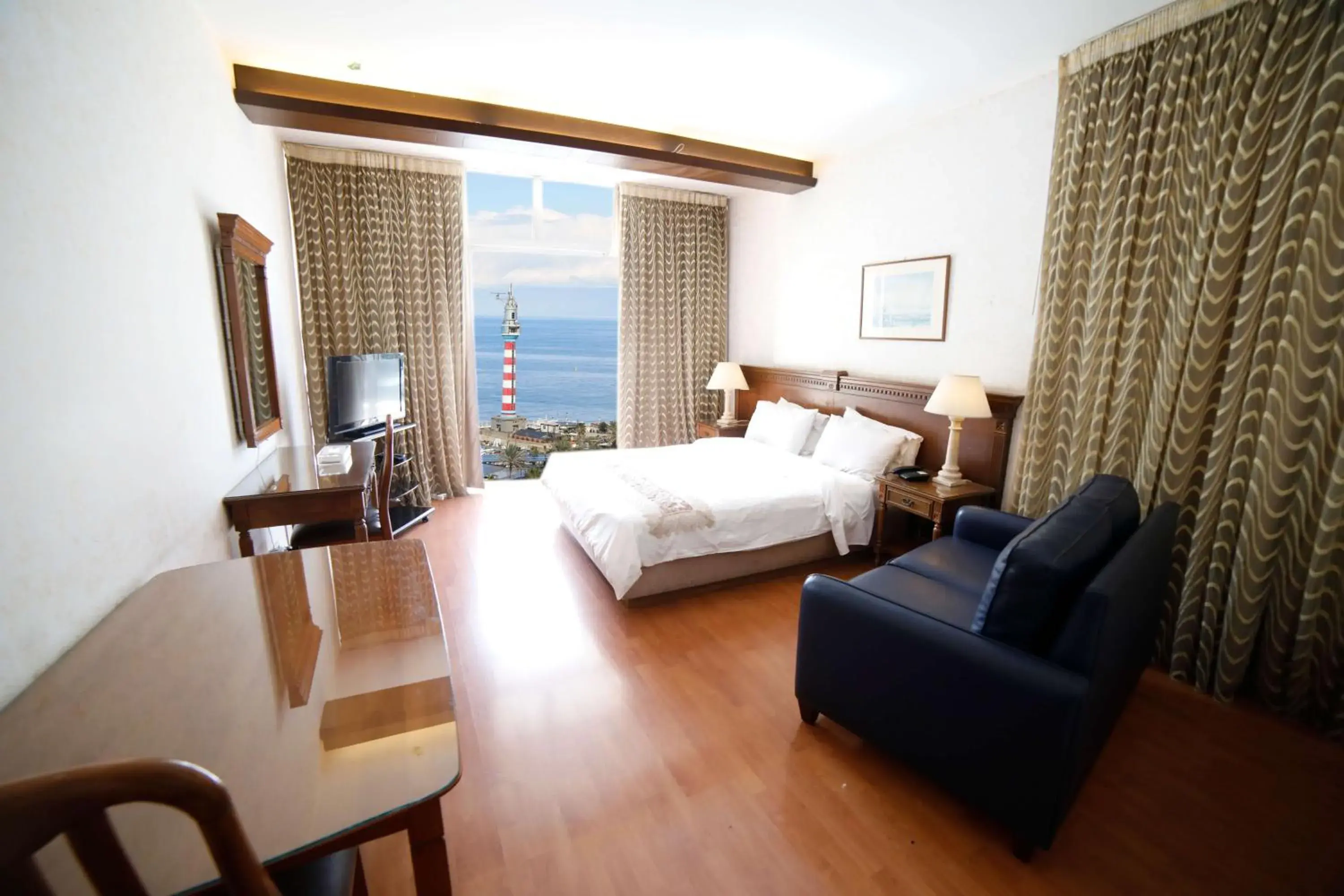 Standard Double Room in Holiday Home Suites Standard Double Room in Holiday Home Suites