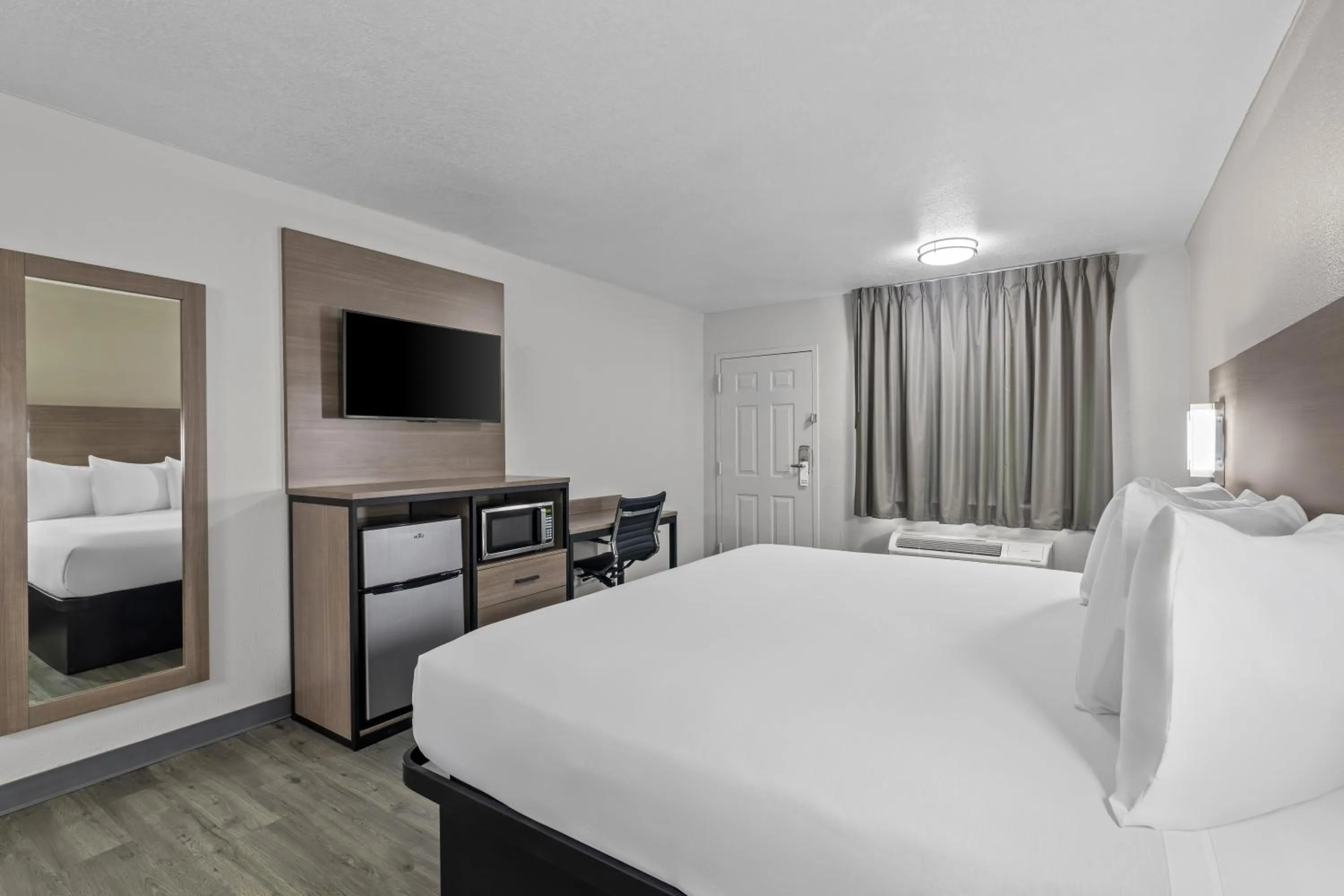 Bedroom, Bed in Americas Best Value Inn Austin