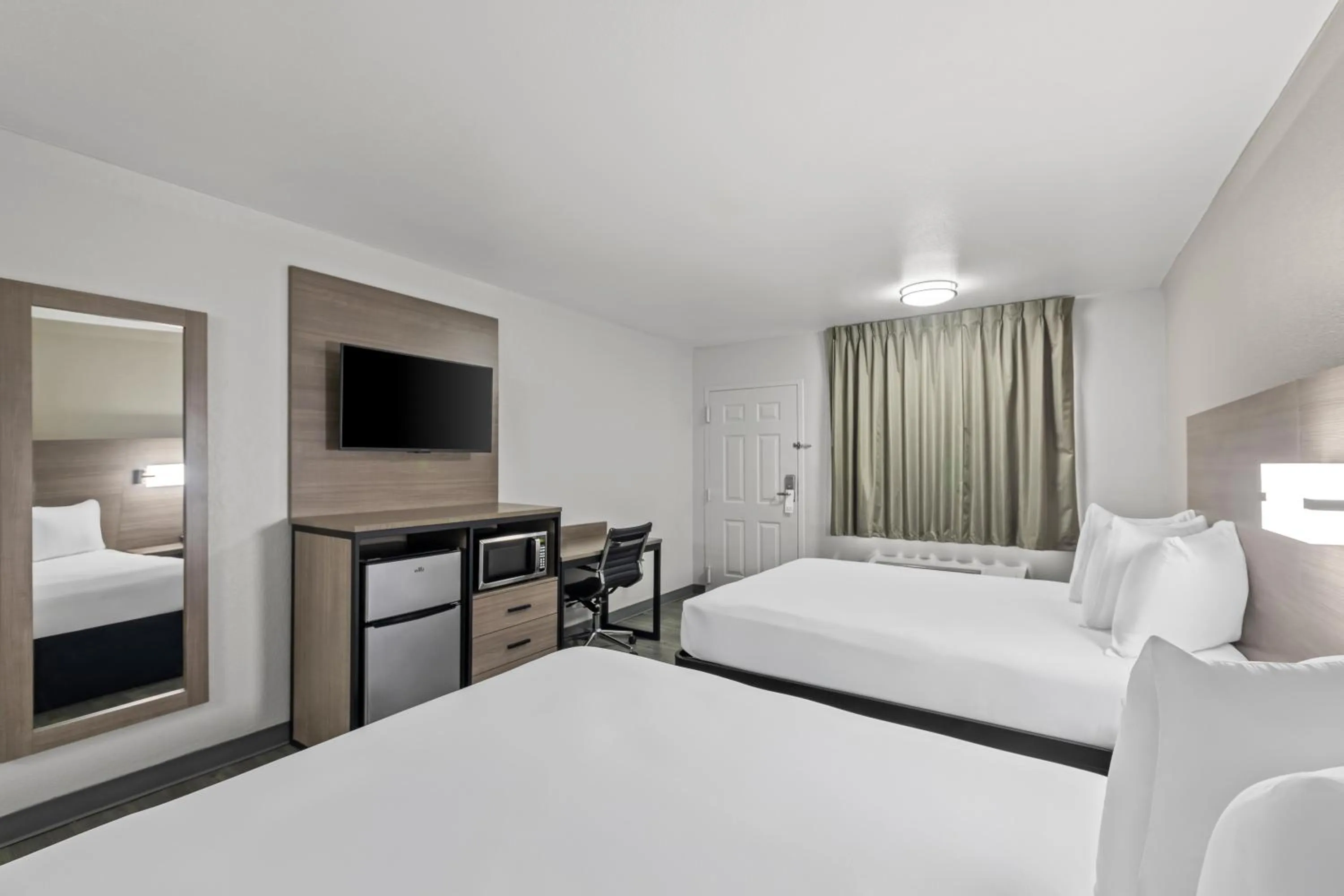 Bedroom, Bed in Americas Best Value Inn Austin