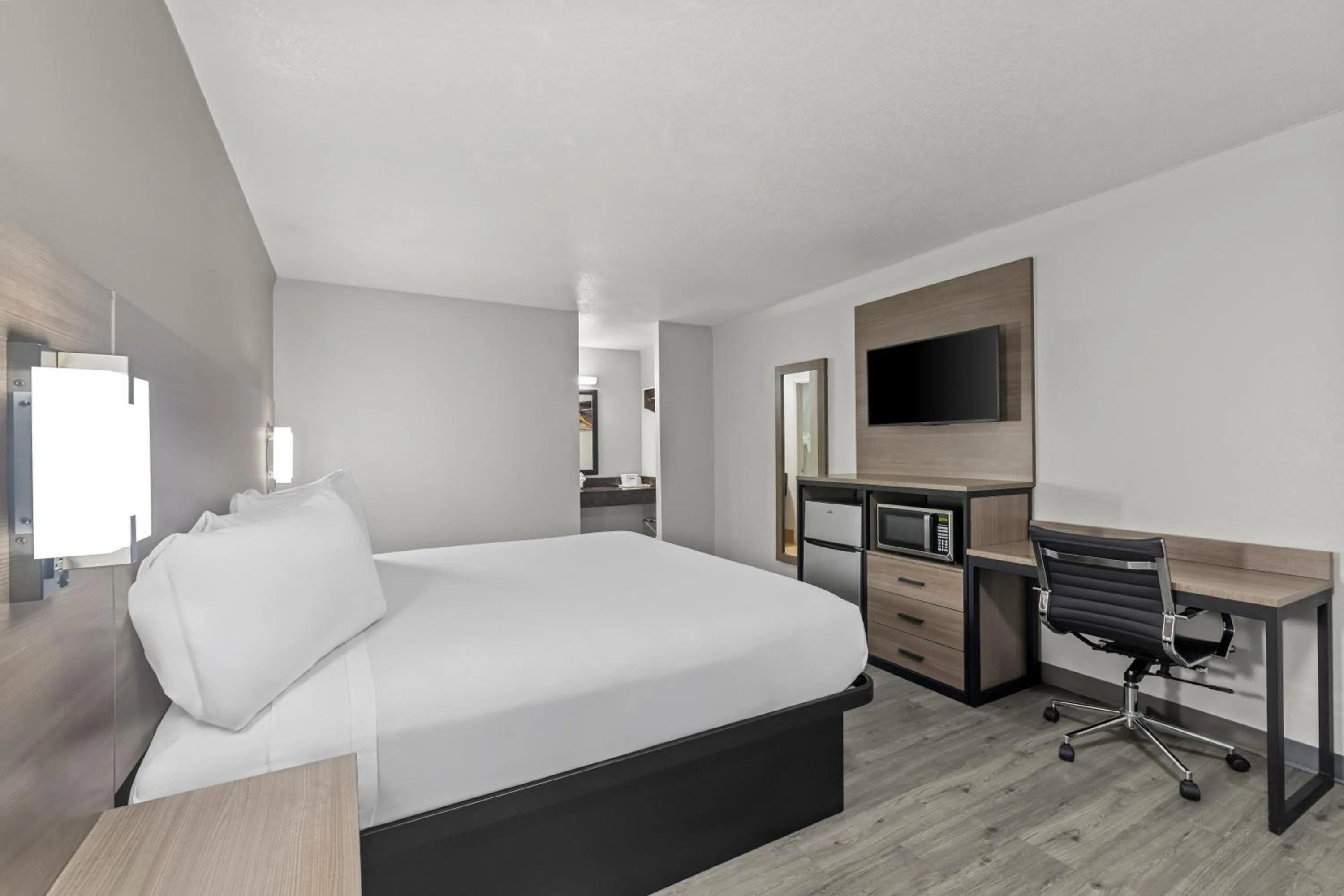 Bedroom, Bed in Americas Best Value Inn Austin