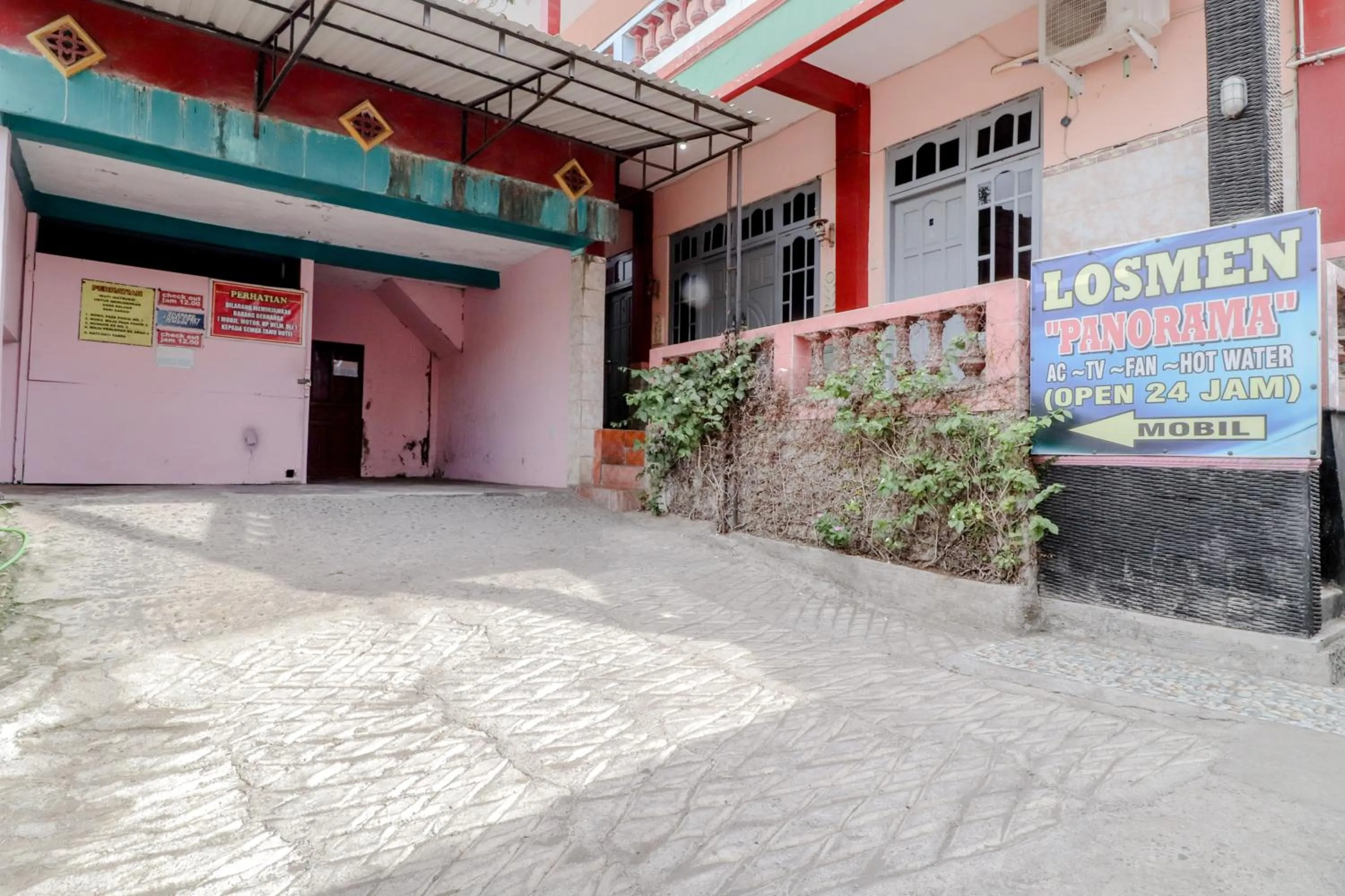 Property building in Losmen Panorama