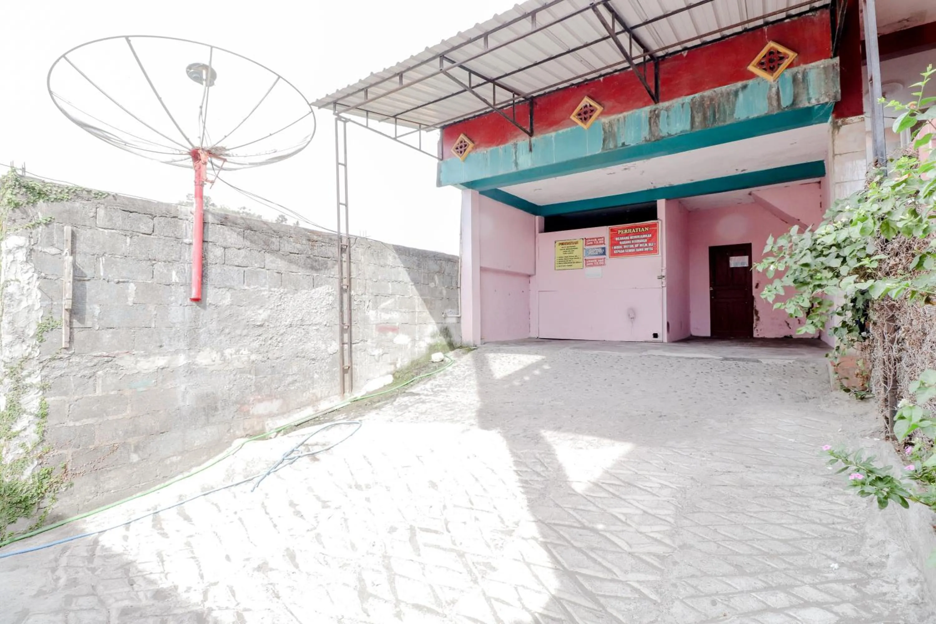 Property building in Losmen Panorama