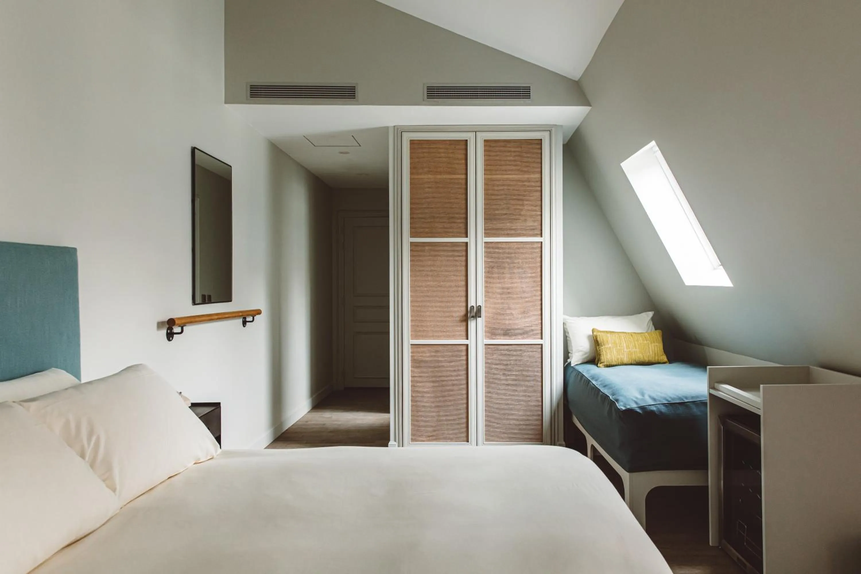 Bed in HOY Paris - Yoga Hotel