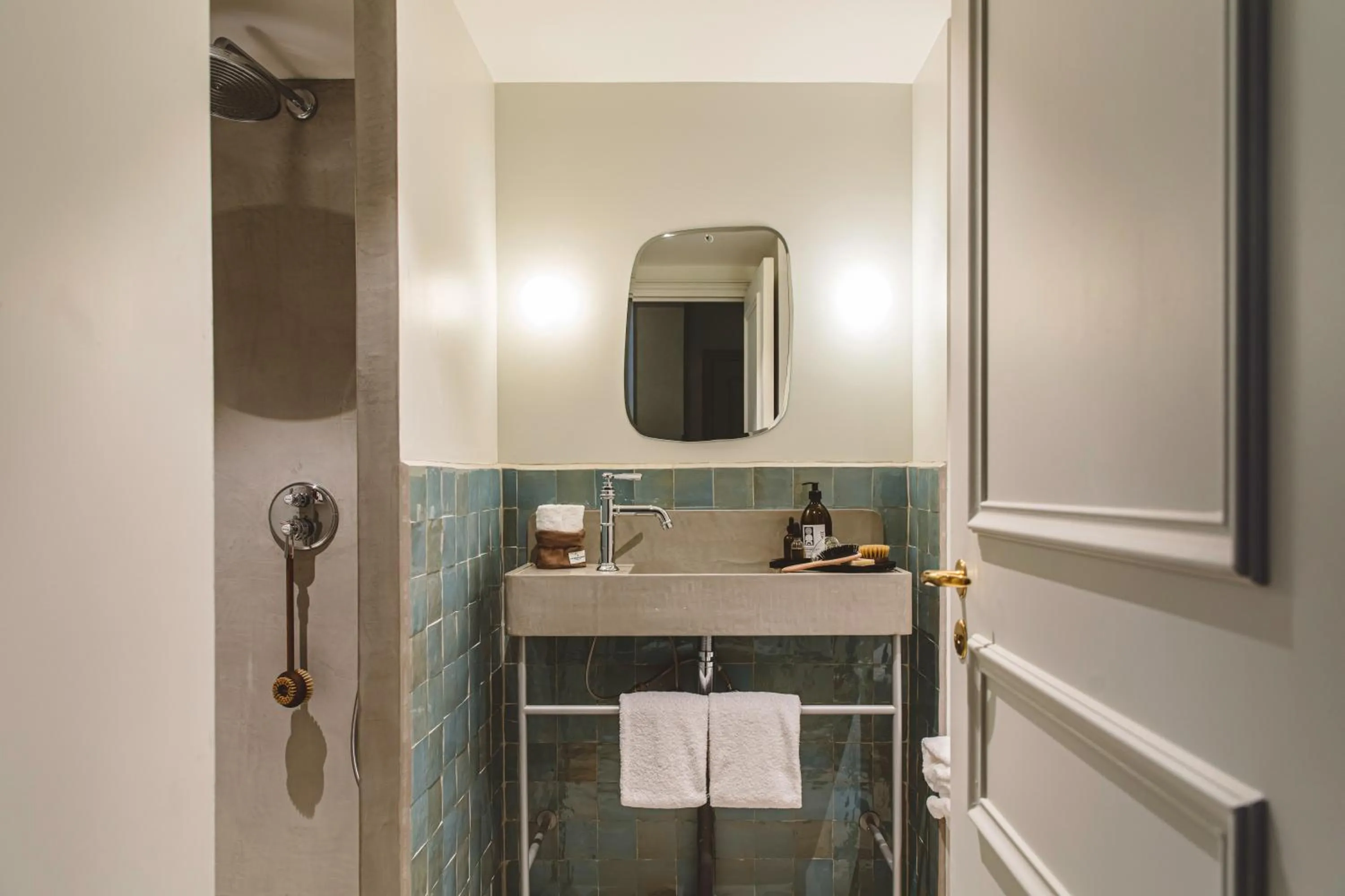 Shower in HOY Paris - Yoga Hotel