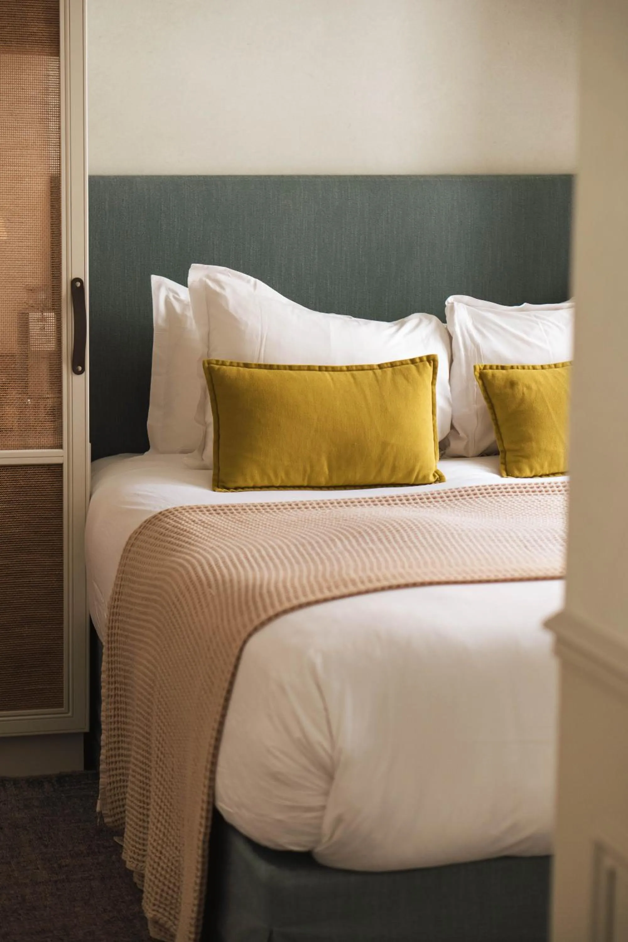 Bed in HOY Paris - Yoga Hotel