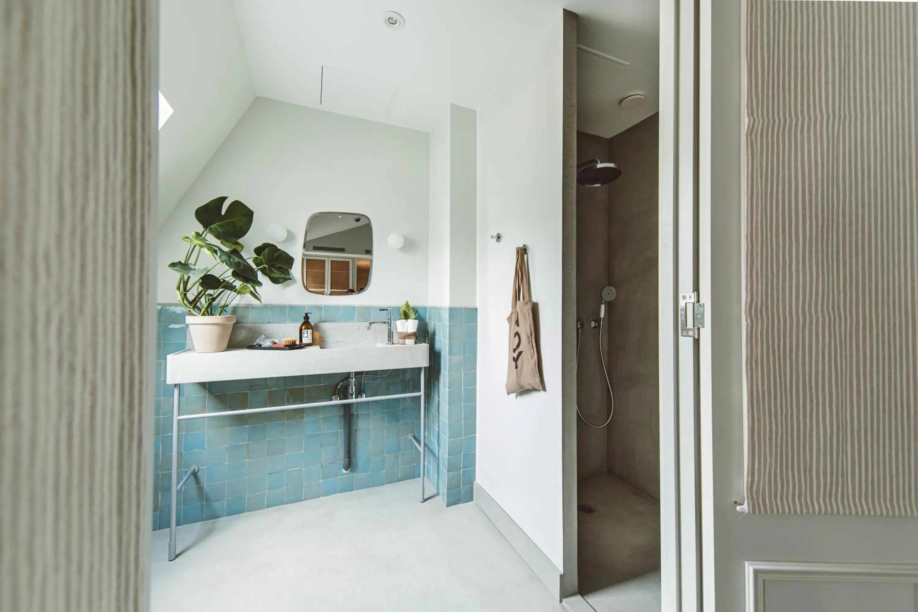 Shower in HOY Paris - Yoga Hotel