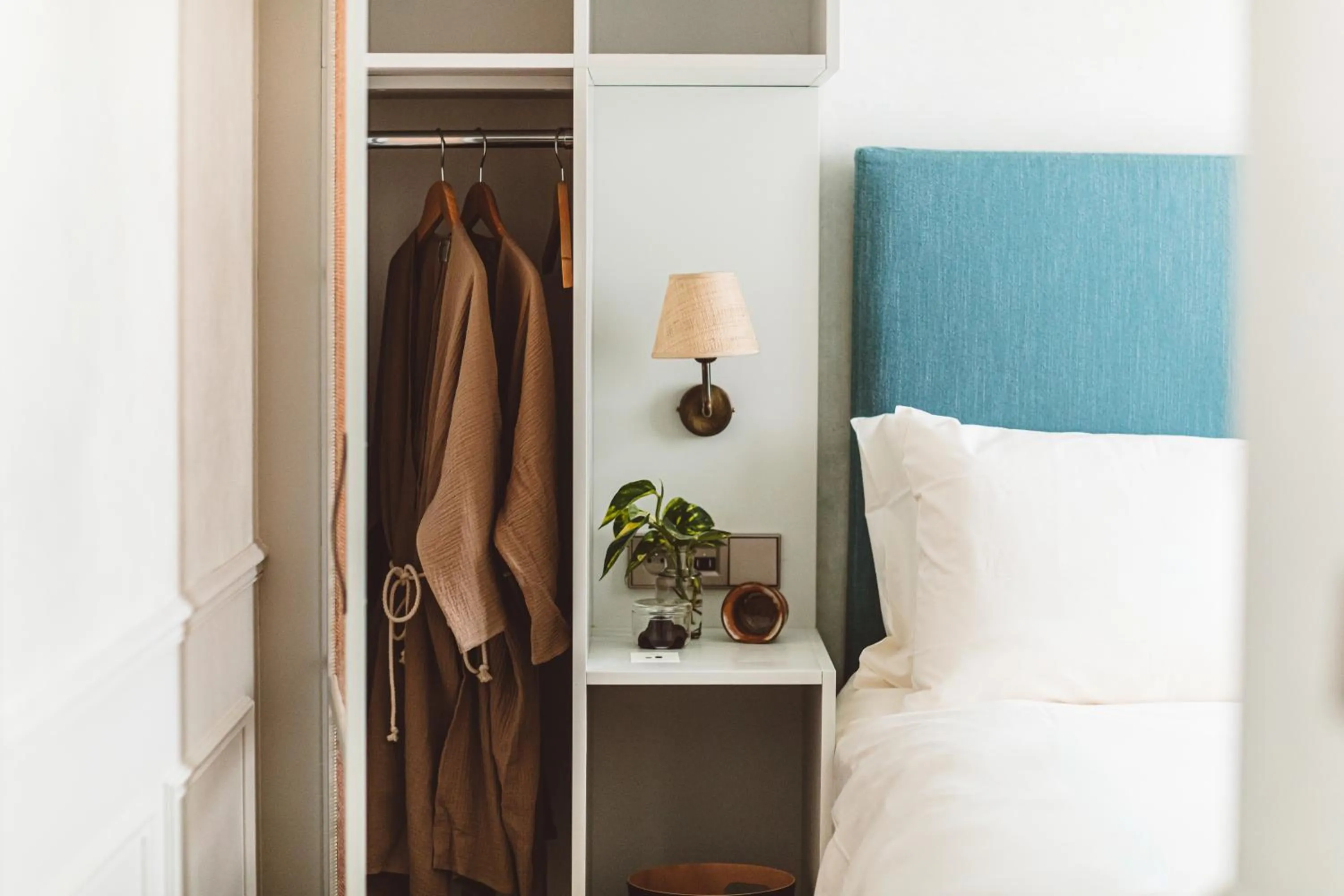 People, Bed in HOY Paris - Yoga Hotel