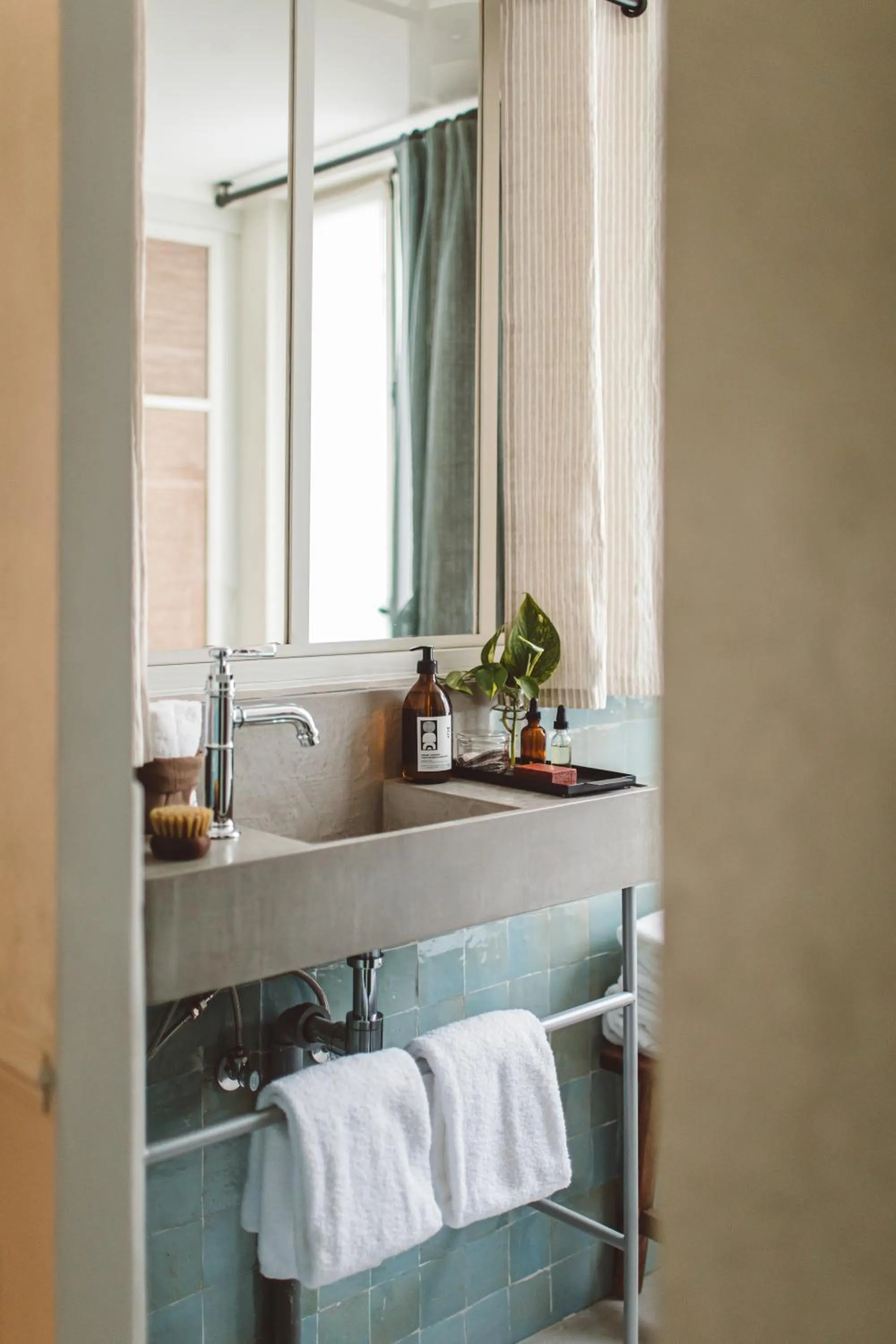Bathroom, Bed in HOY Paris - Yoga Hotel