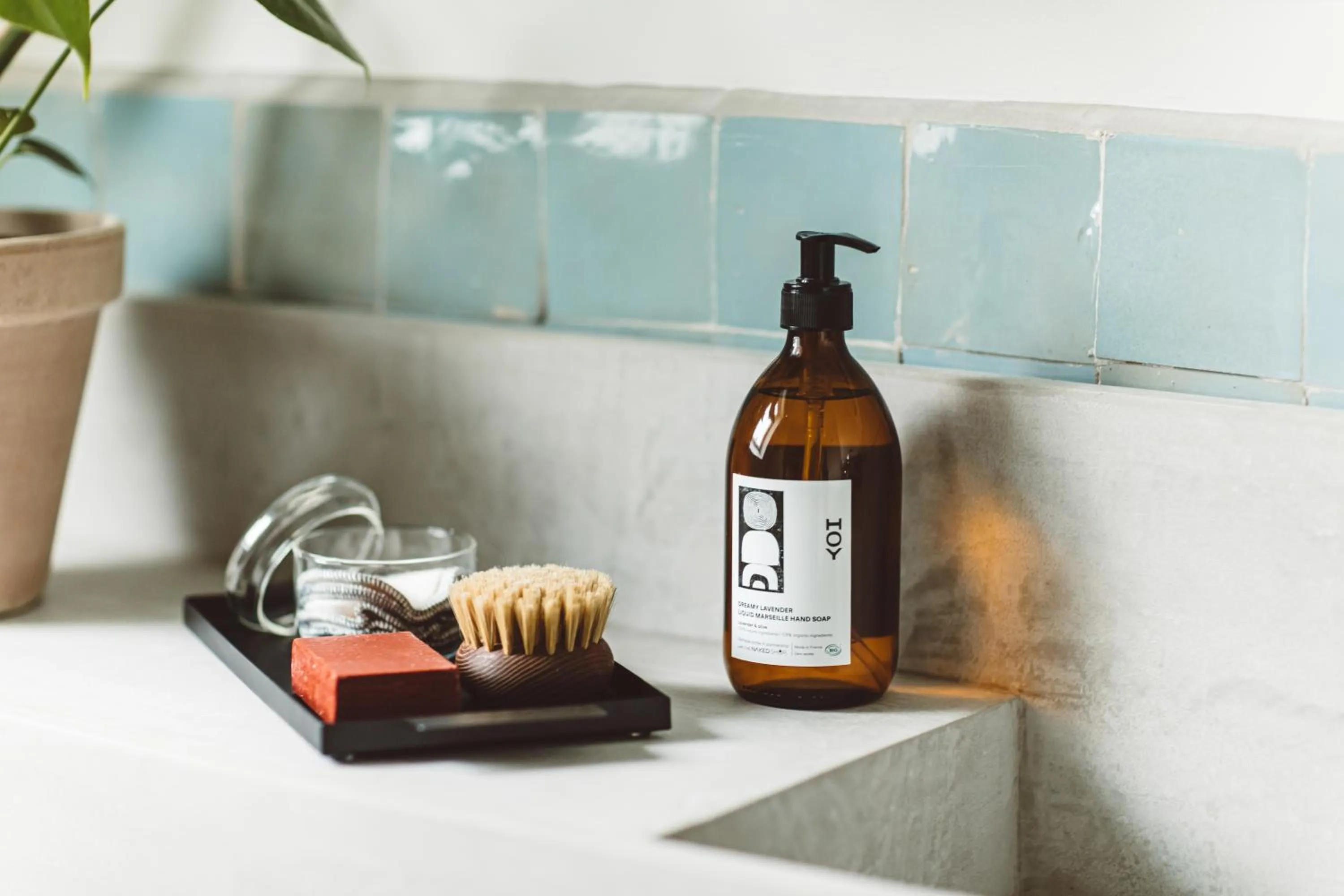 Shower in HOY Paris - Yoga Hotel