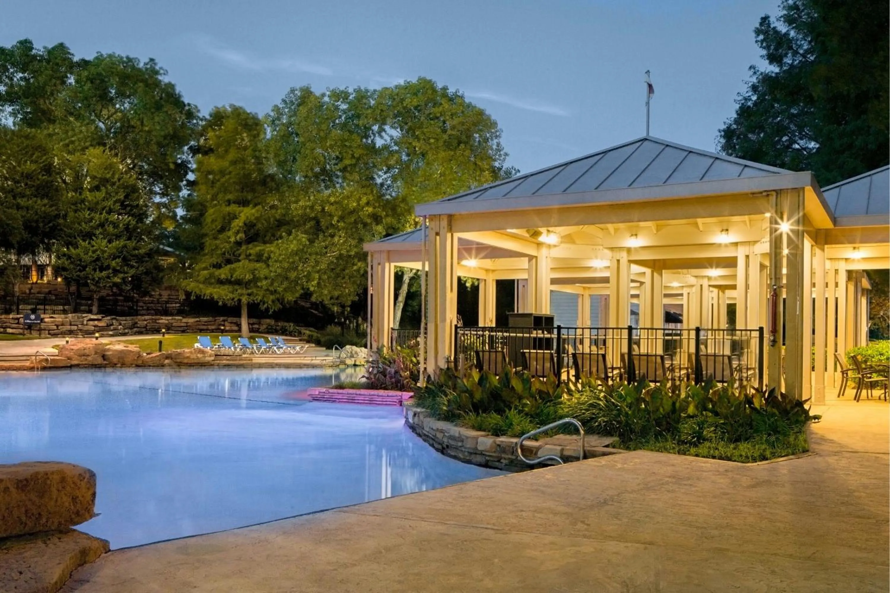 Swimming pool in Sheraton Arlington Hotel