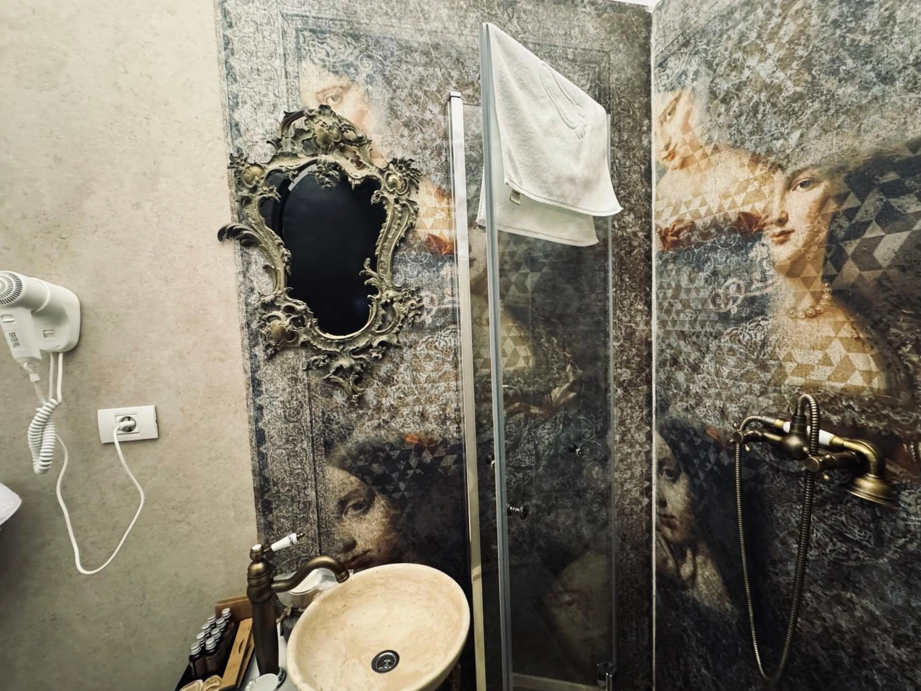 Shower in Conacul Coroanei Luxury Boutique Hotel