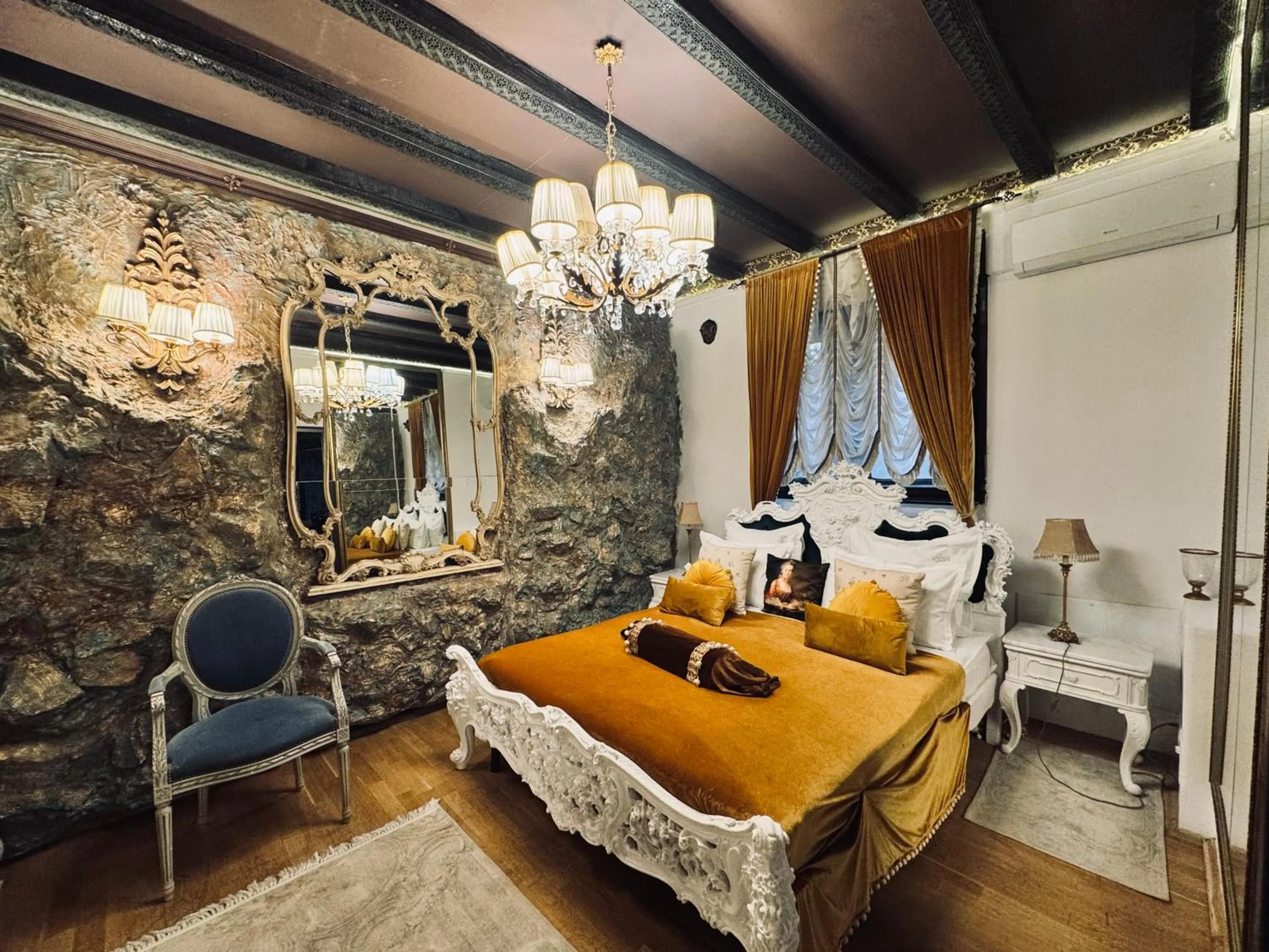 Bed in Conacul Coroanei Luxury Boutique