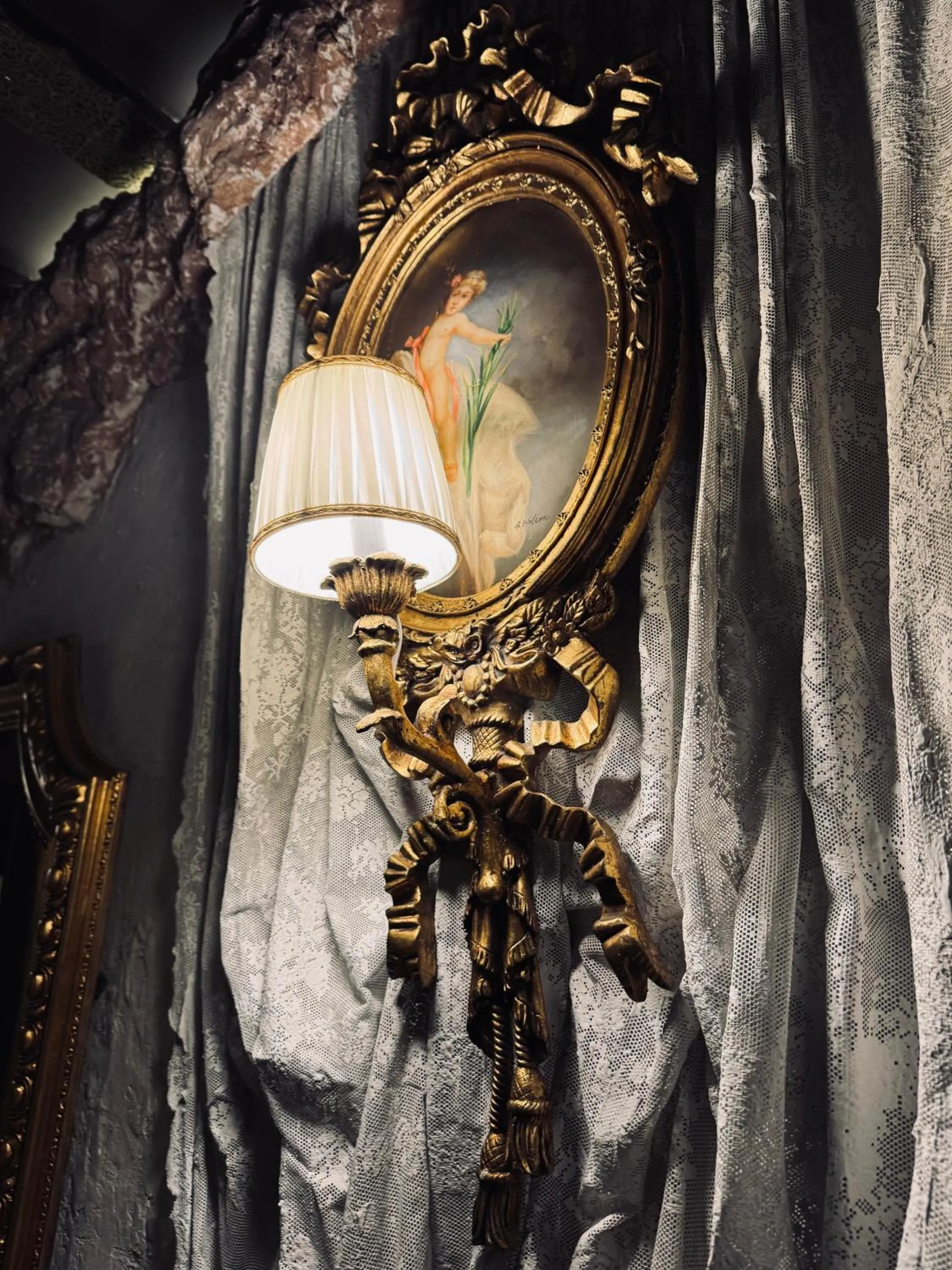 Decorative detail in Conacul Coroanei Luxury Boutique Hotel