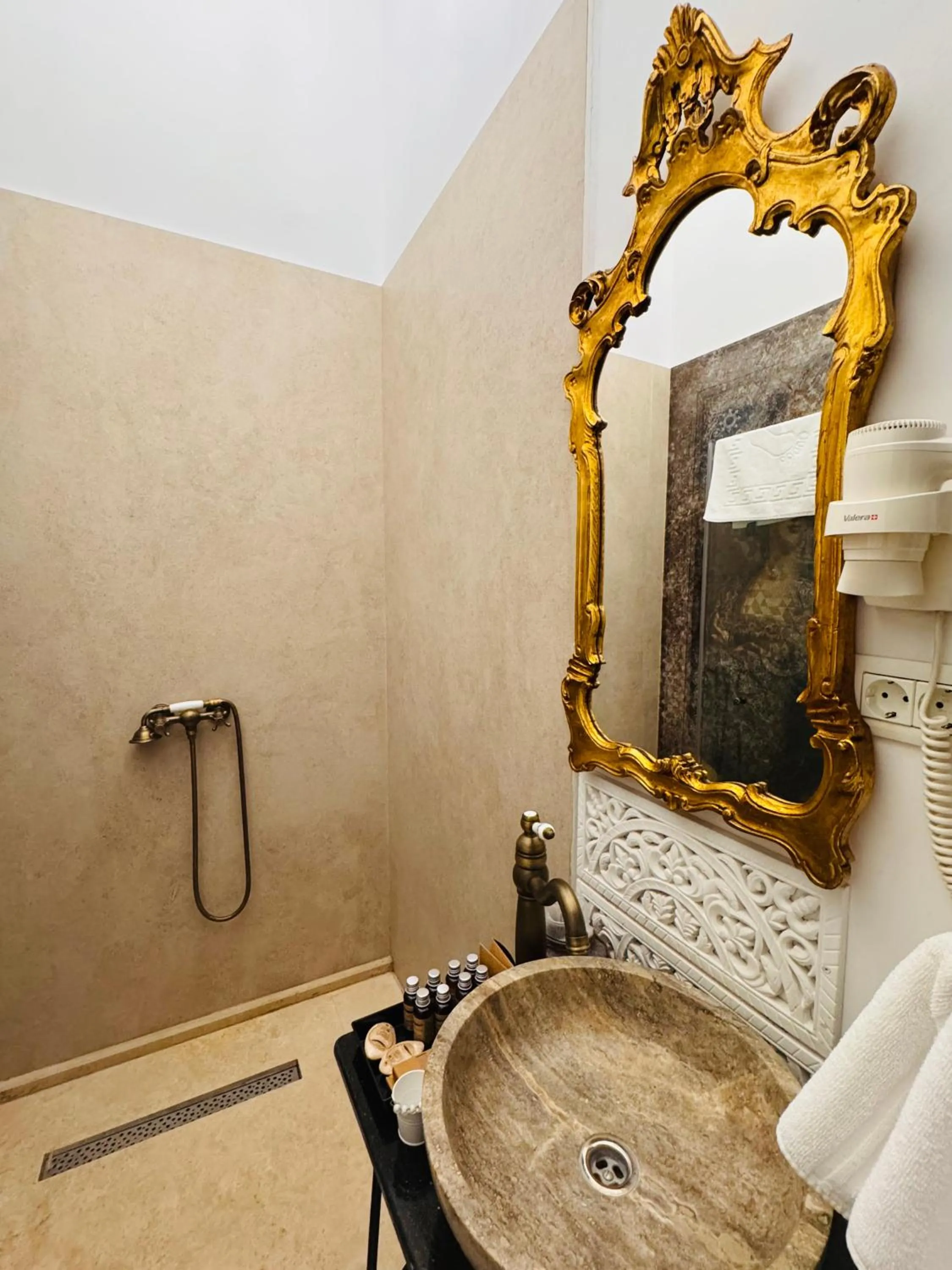 Shower in Conacul Coroanei Luxury Boutique Hotel