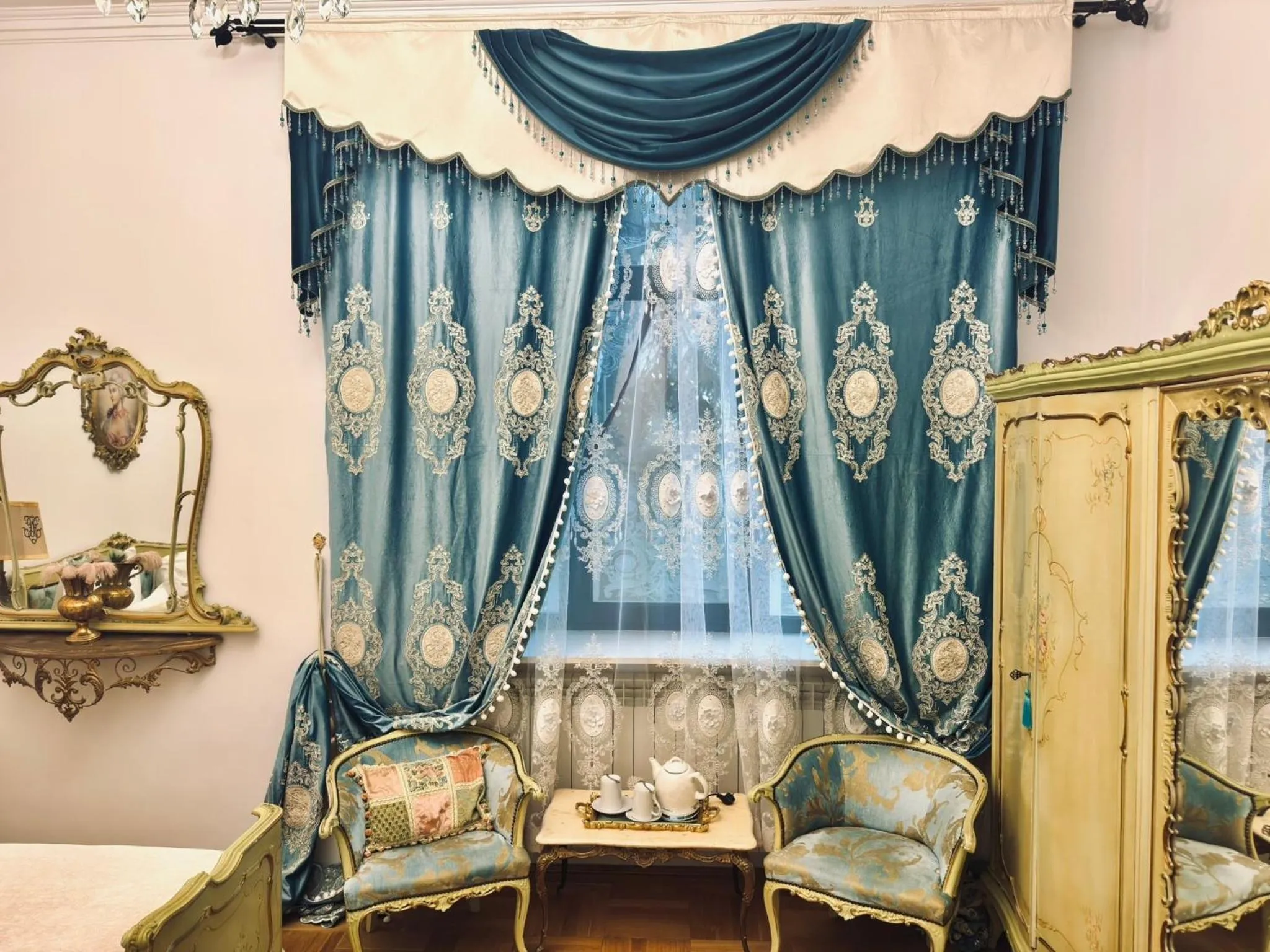 Photo of the whole room, Bed in Conacul Coroanei Luxury Boutique Hotel