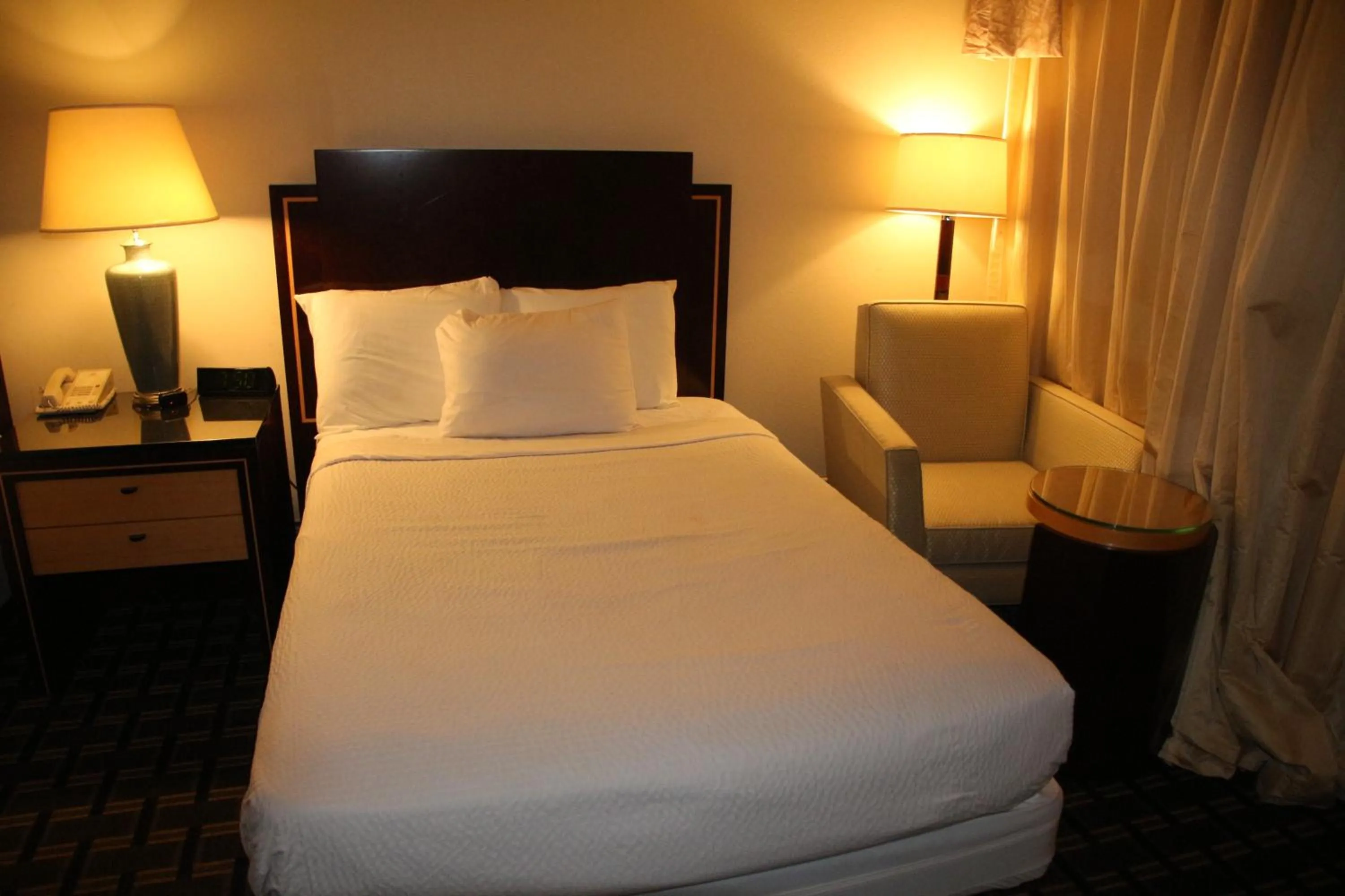 Bedroom, Bed in Bedford Plaza Hotel - Boston