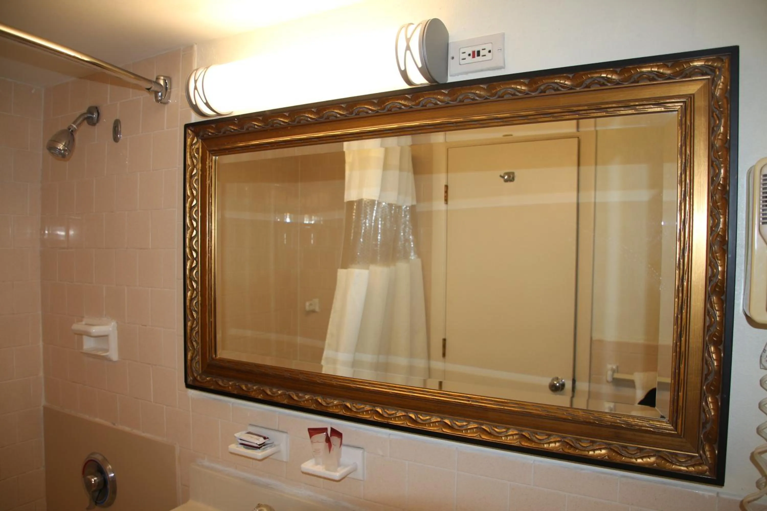 Bathroom in Bedford Plaza Hotel - Boston