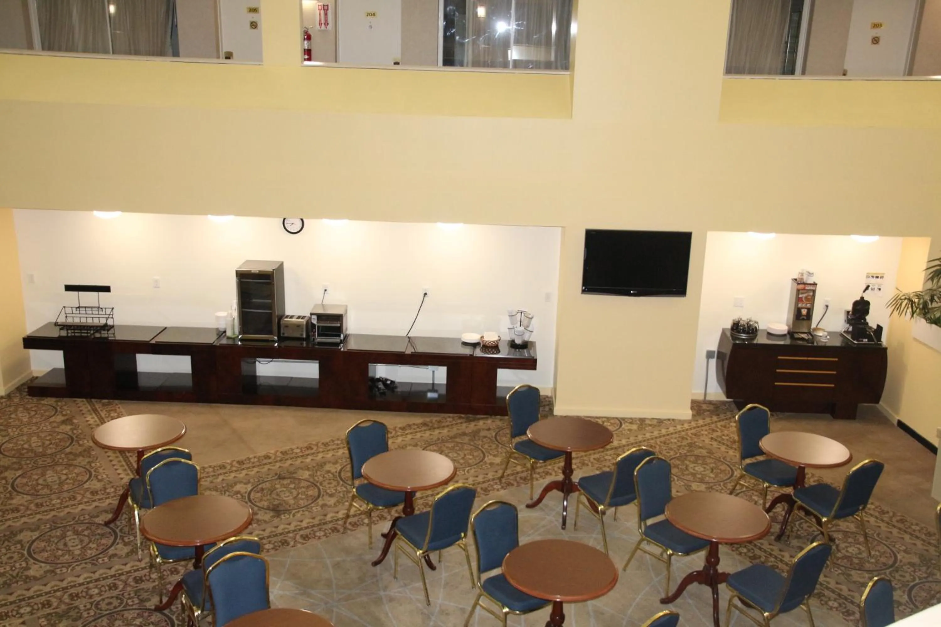 Communal lounge/ TV room in Bedford Plaza Hotel - Boston