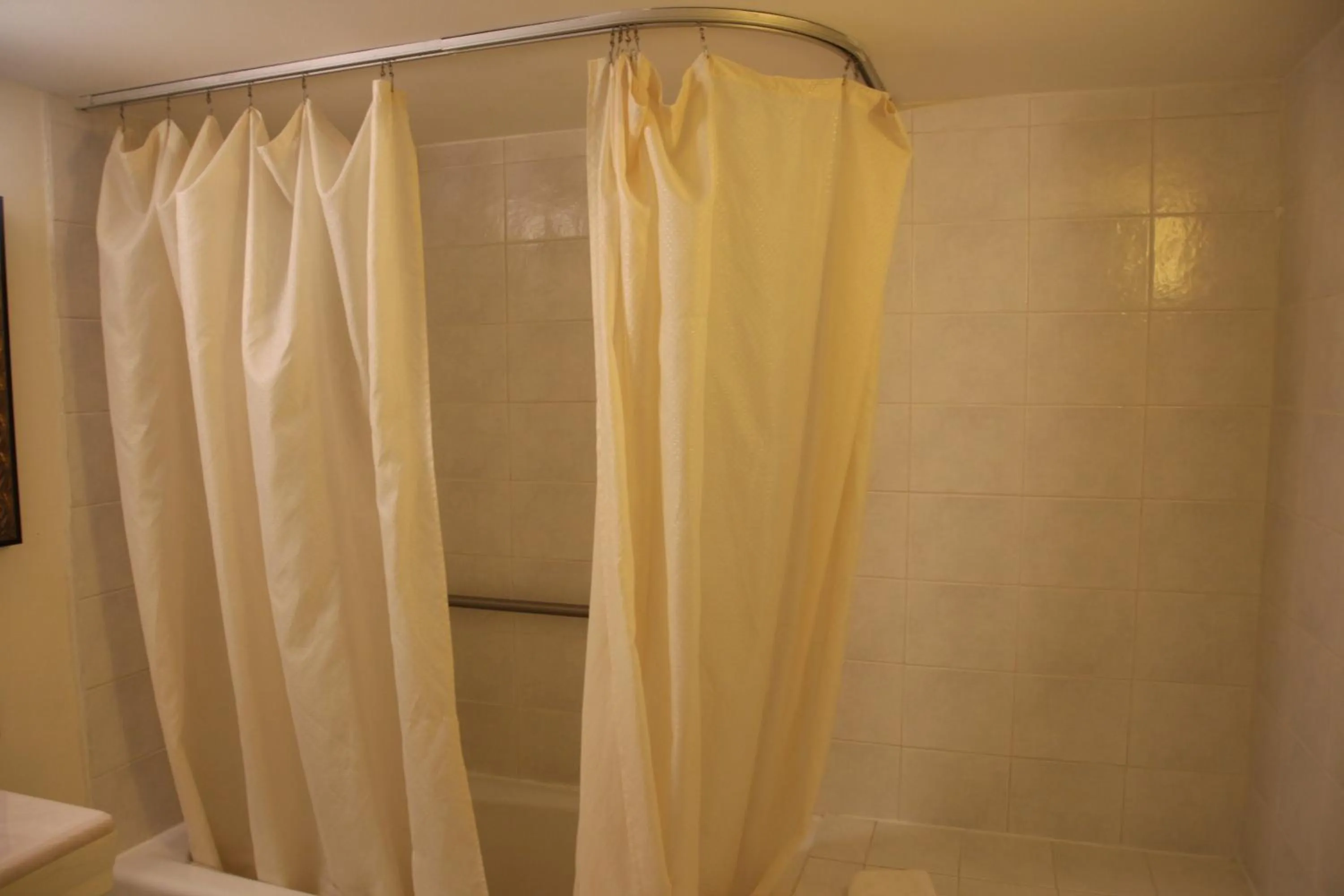 Bathroom in Bedford Plaza Hotel - Boston