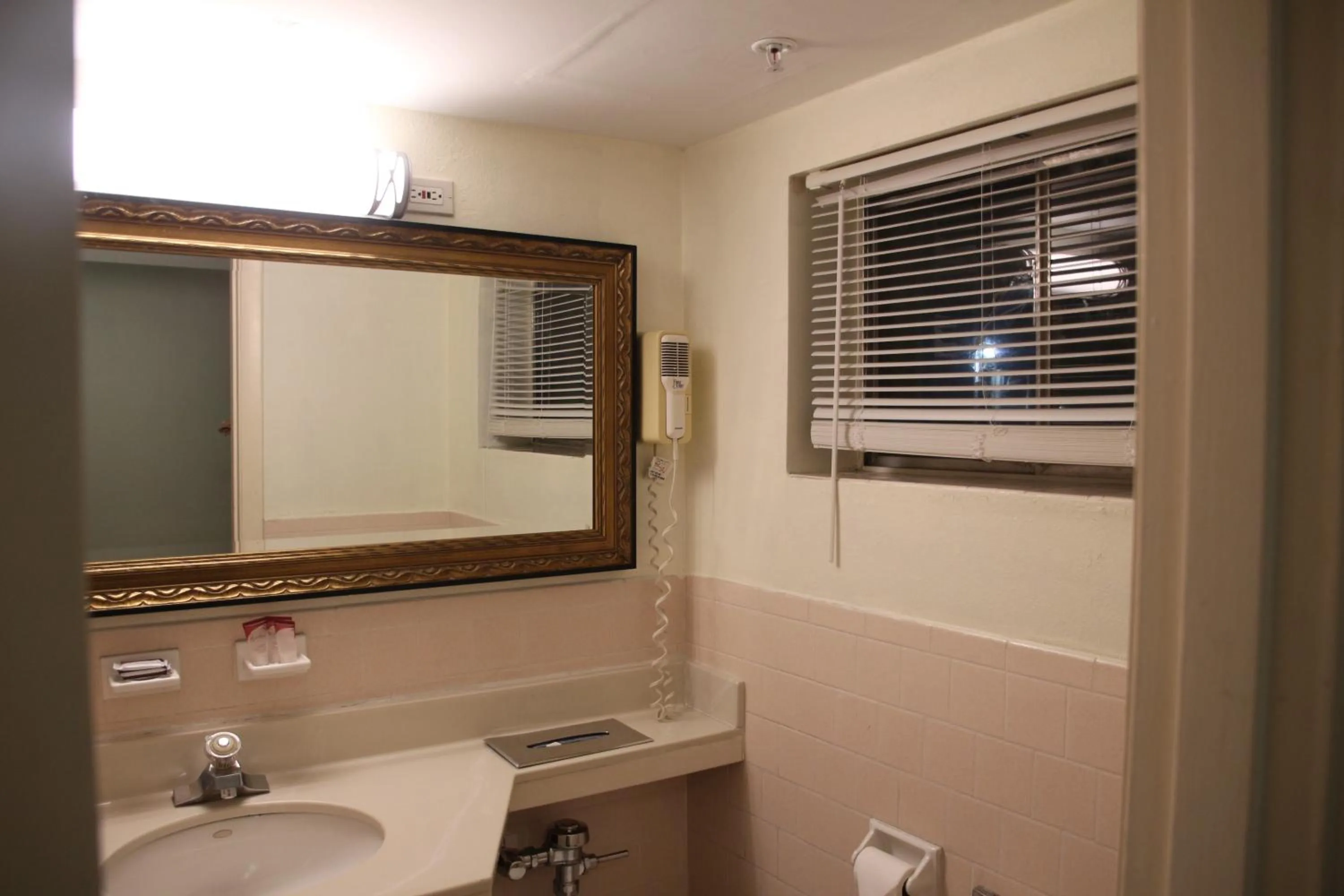 Bathroom in Bedford Plaza Hotel - Boston
