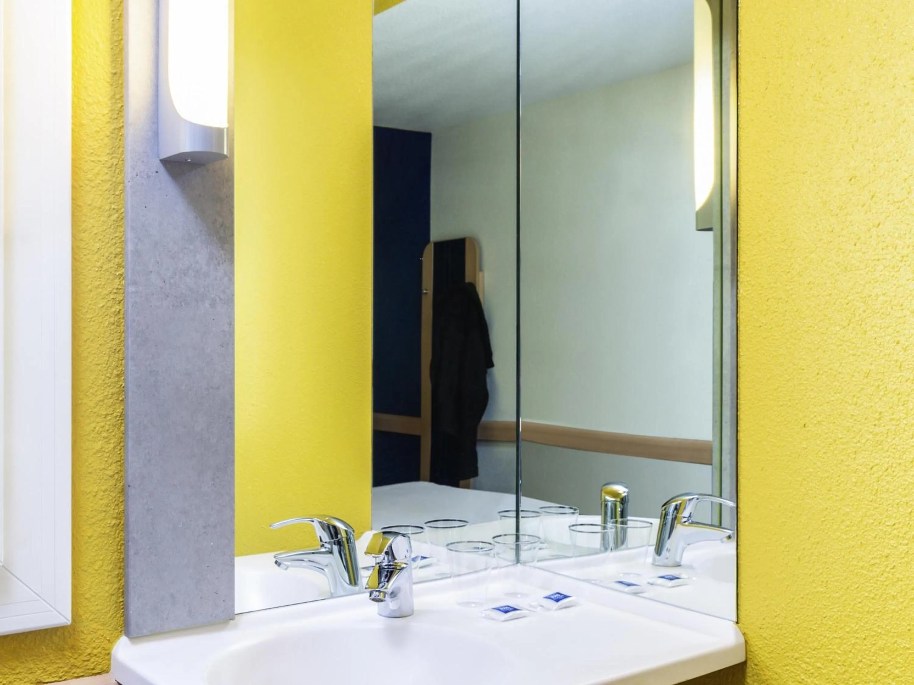 Bedroom in ibis budget Paris Porte de Vincennes