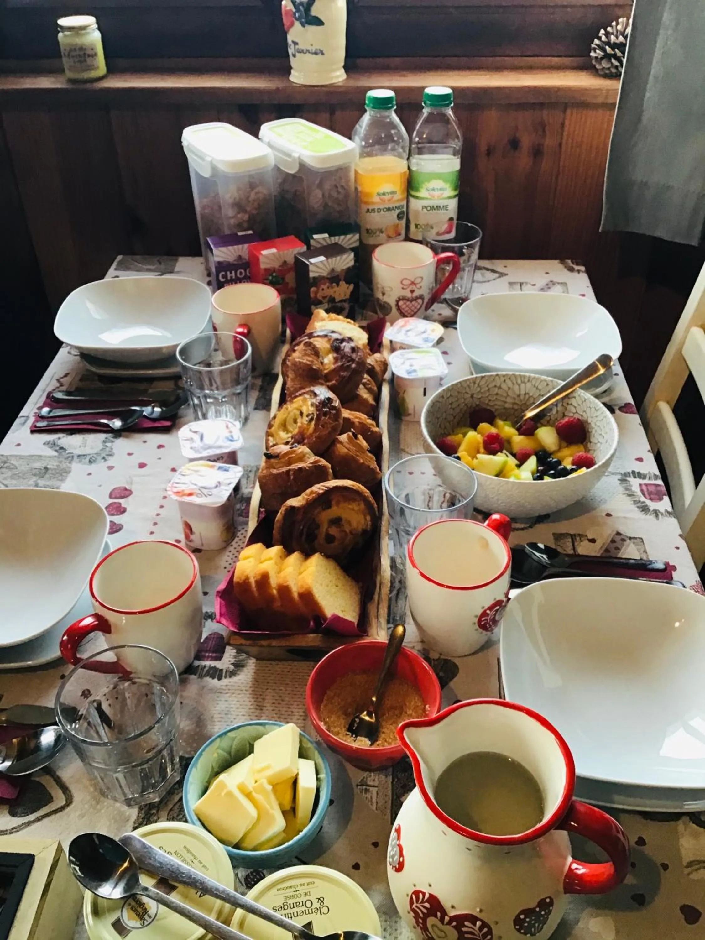 Continental breakfast in Le Petit Chalet-Leard