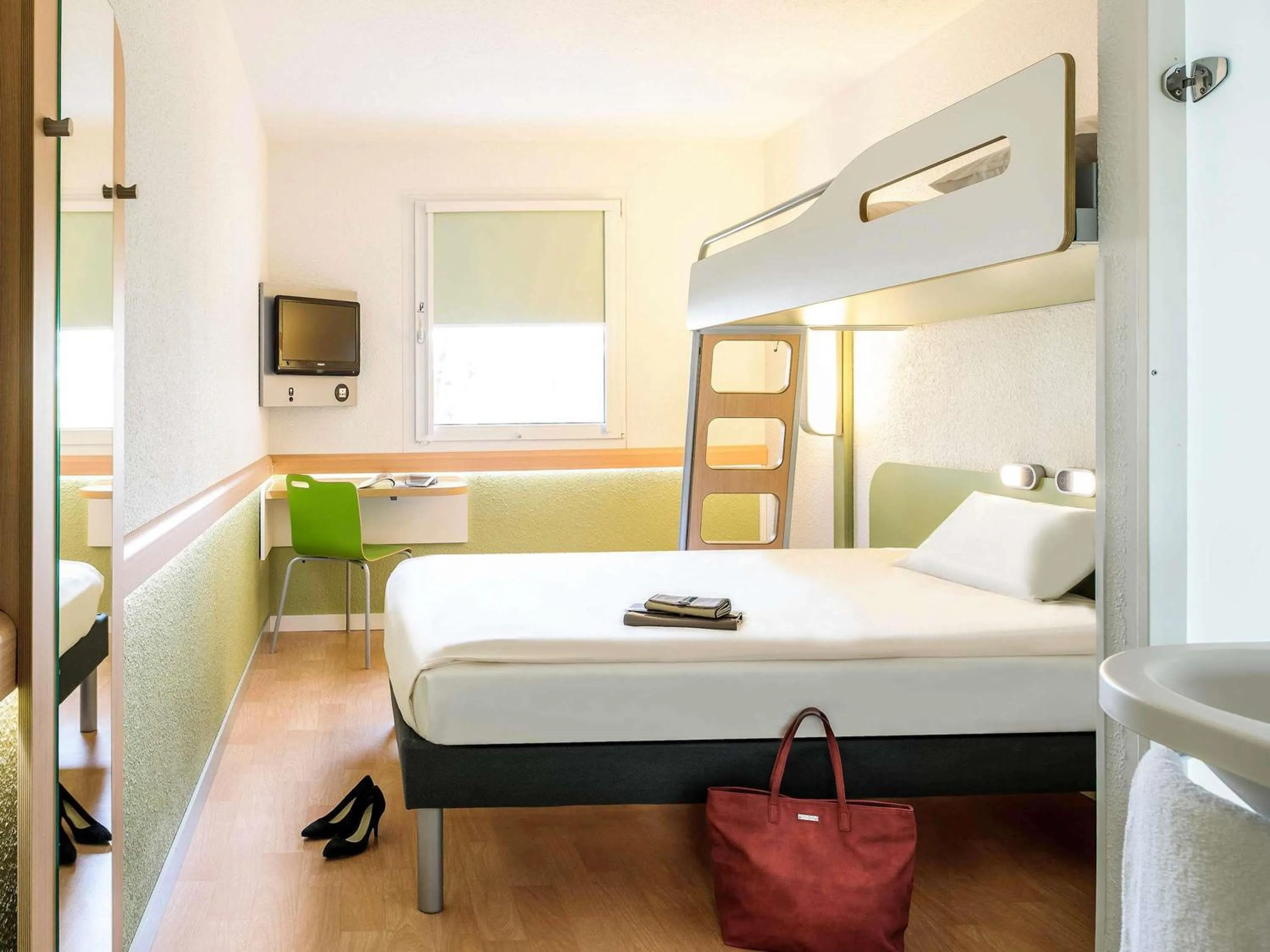 Bedroom, Bed in ibis budget Rouen Parc des Expos Zenith