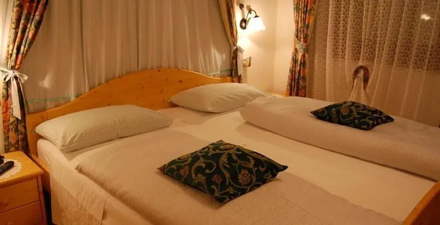 Bed in Albergo Genziana
